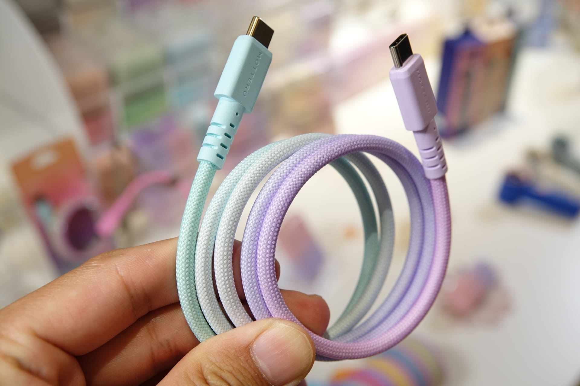 ケーブルにマグネットが練り込まれているようなイメージ、丸くまとまるので持ち運びしやすい