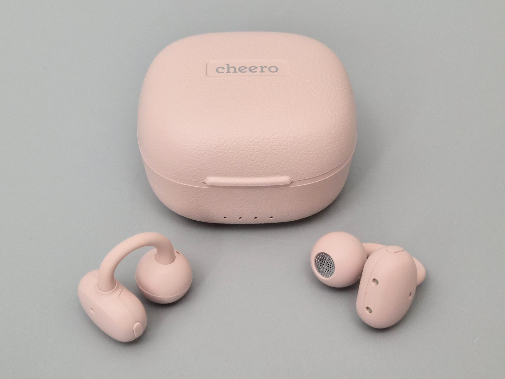 CHE-647ピンクモデル。はやりのくすみ系カラーだ。イヤフォンを収めるバッテリー兼用充電ケースが付属する