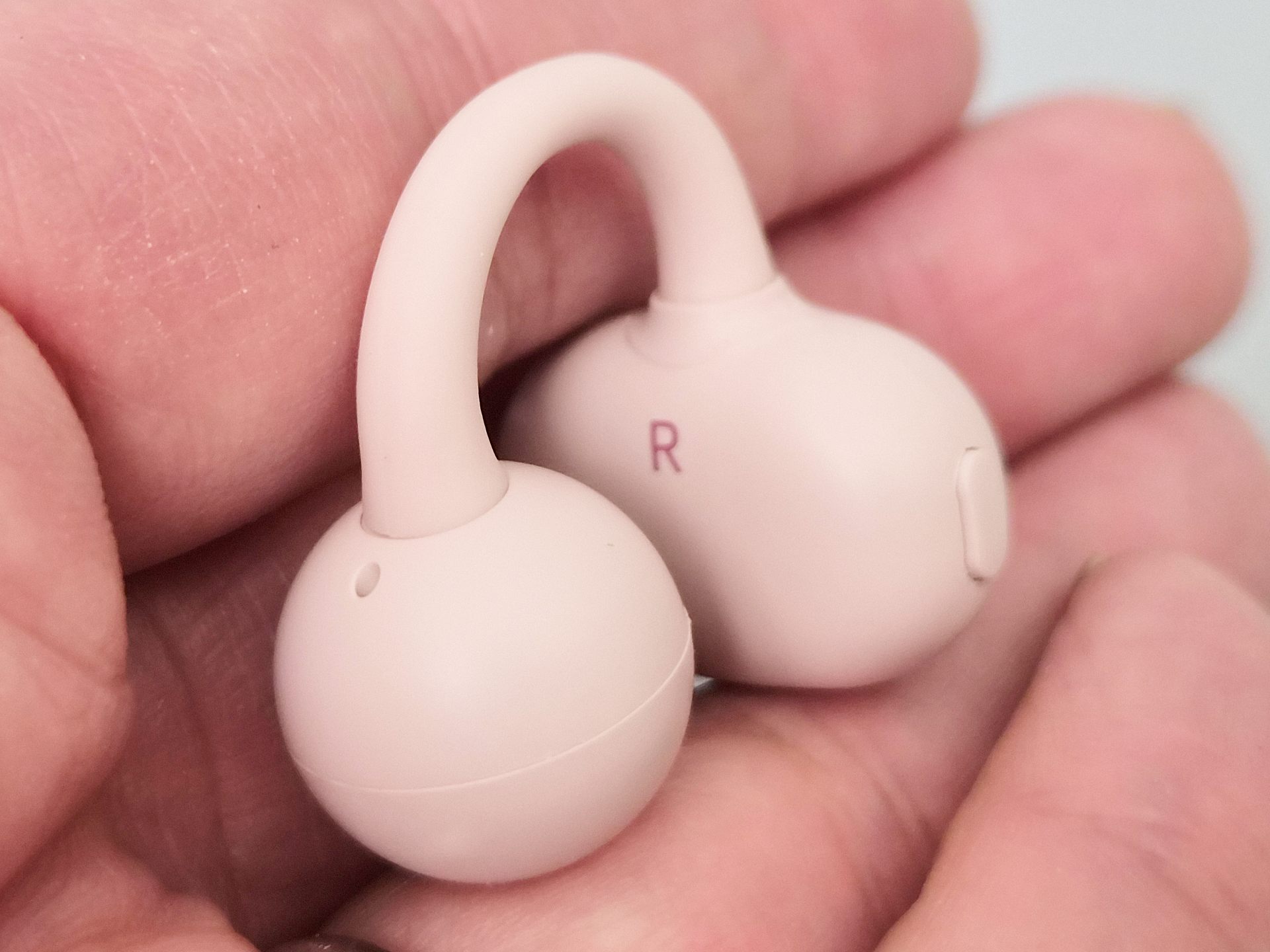 余談だが、「L」と「R」の文字のコントラストが高いので、老眼でも見分けやすいのが助かる