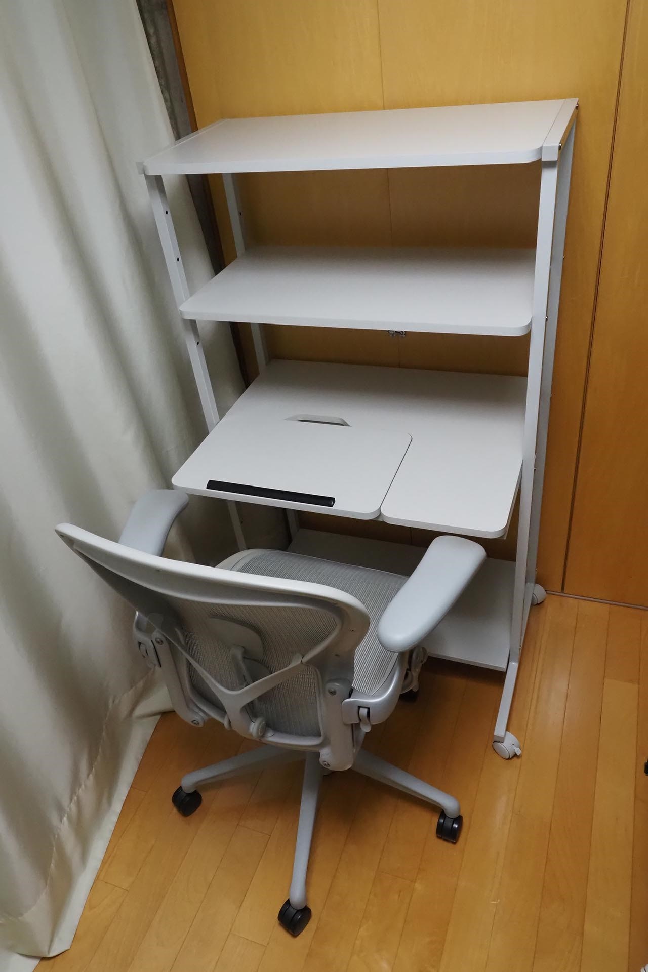 おひとり様専用パソコンデスクって感じ。やや狭い感じではある。