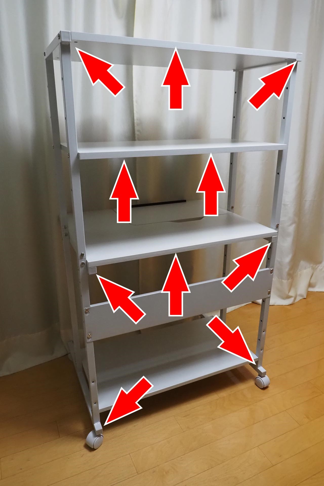 パソコンラックの背面。矢印の部分が1.8cm程度出っぱっている。壁際などに設置する場合、この出っ張りが壁などに密着するように置くと、パソコンラックの安定感がよりいっそう高まる。そうする場合、壁紙などが傷付かないよう、スポンジ的なクッションで壁を保護したほうがいいかも。