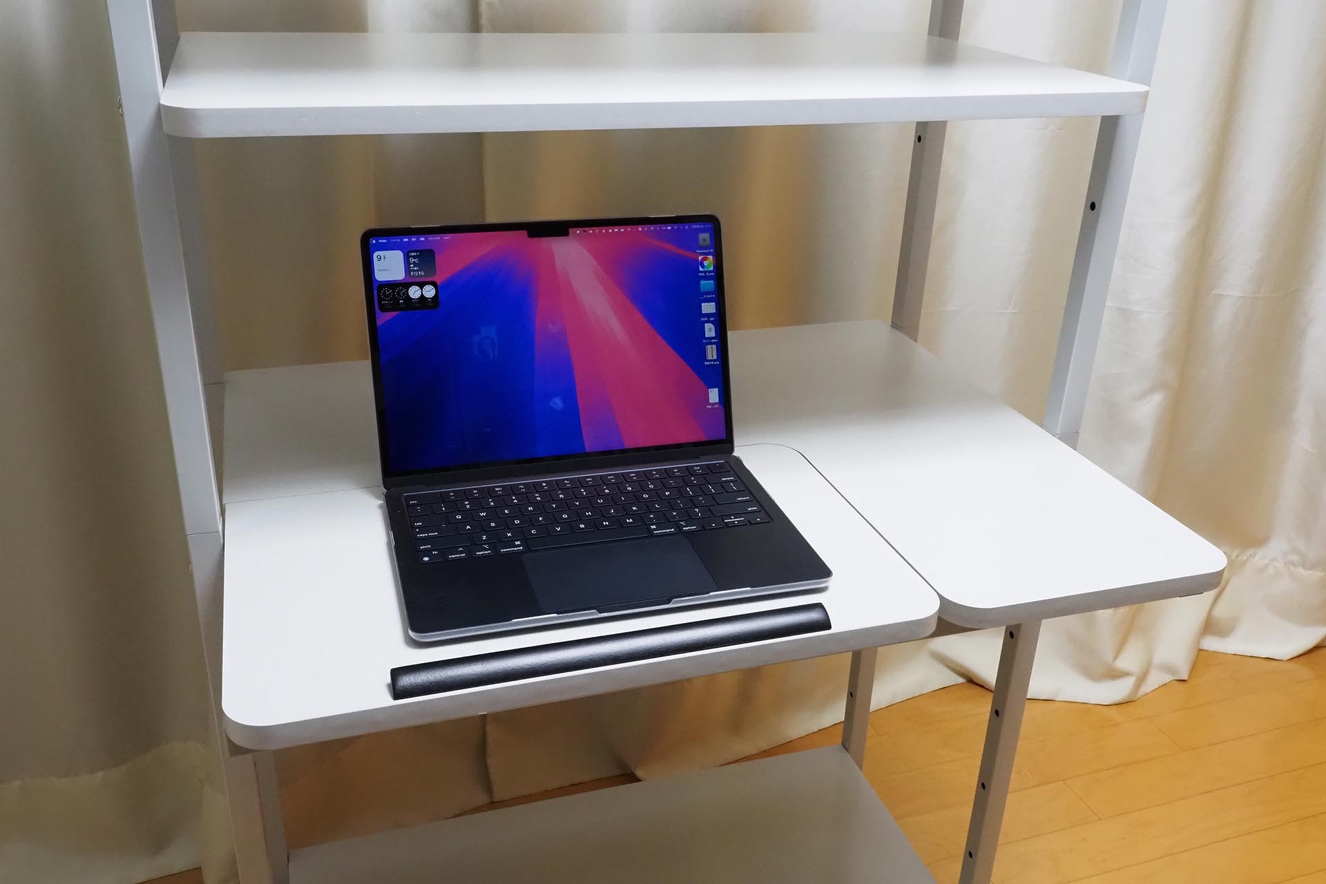 天板にM3 MacBook Air 13インチを乗せた様子。15～16インチくらいのノートPCを置くのにもよさそう。