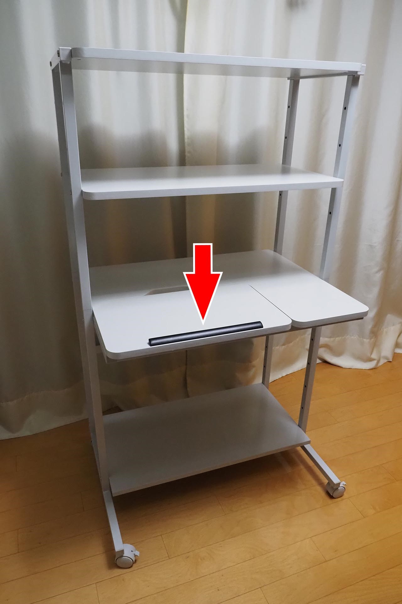 天板をチルトさせて使う場合、乗せるデバイスの滑り落ちを防止するパーツ（付属）を貼り付ける必要がある。