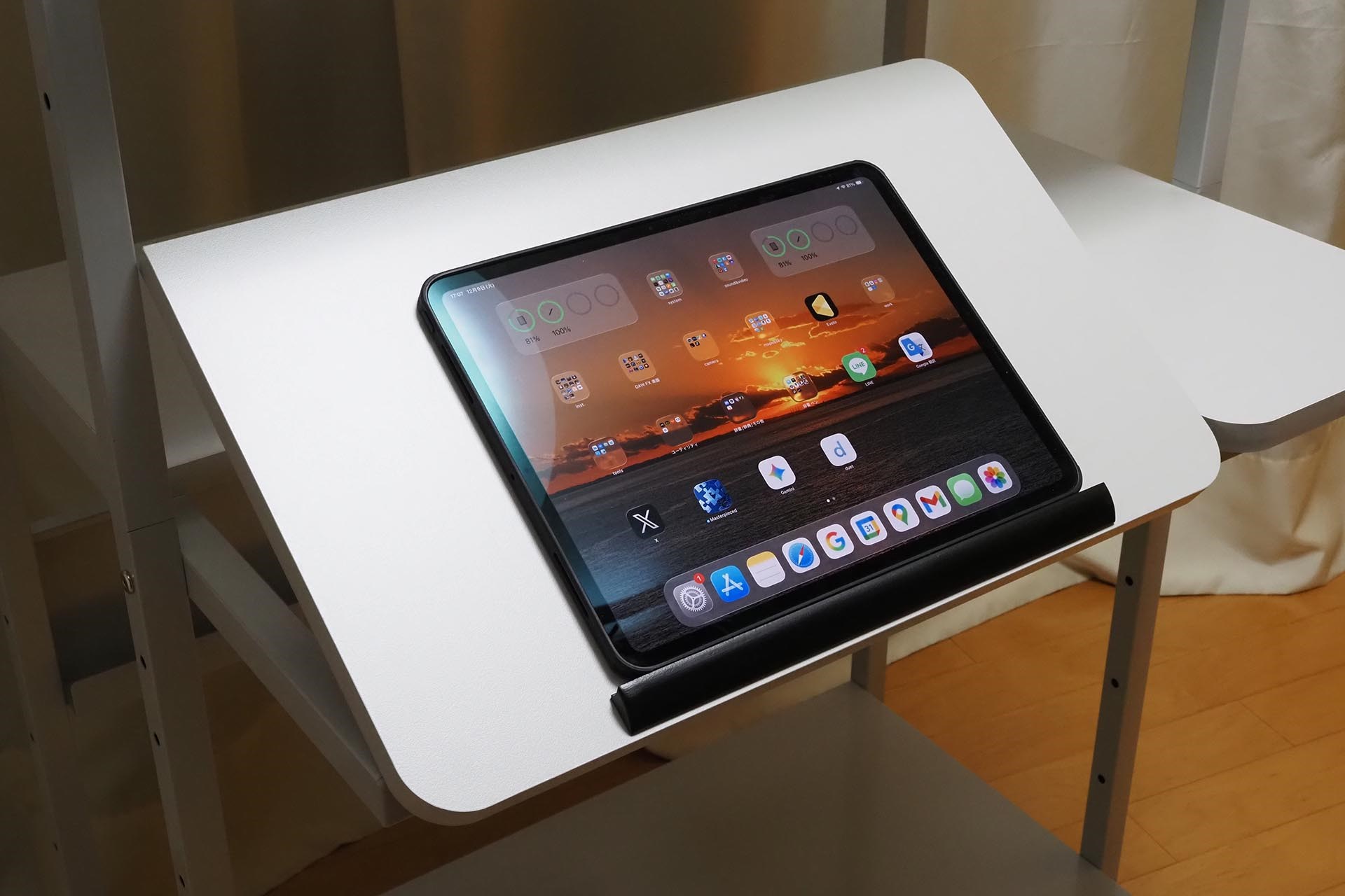 13インチiPad Pro（M4）を置いた様子。タブレットスタンドとして考えると「物凄く安定していて実用的」だと感じられる。イイっスね～、チルトする天板。