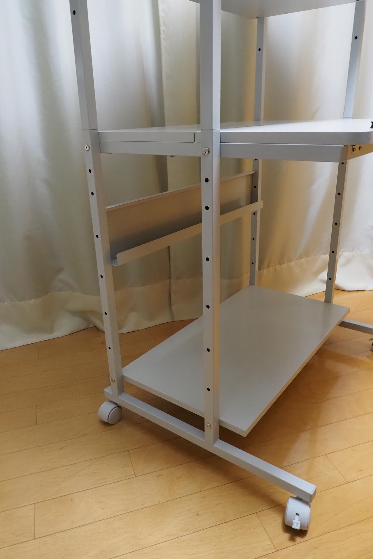 下側の棚板も位置を変えられる。ただし、このパソコンラックの場合、構造上、「手軽に棚板の位置を変える」ということはできない。いったん置いているモノをどかし、ラックを横倒しにするなどし、複数の棚板のネジを緩め、目的の棚板の位置を変える、という作業が必要になる。そうしないでも棚板位置を強引に変えることは可能だが、ちょっと危険かもしれない。