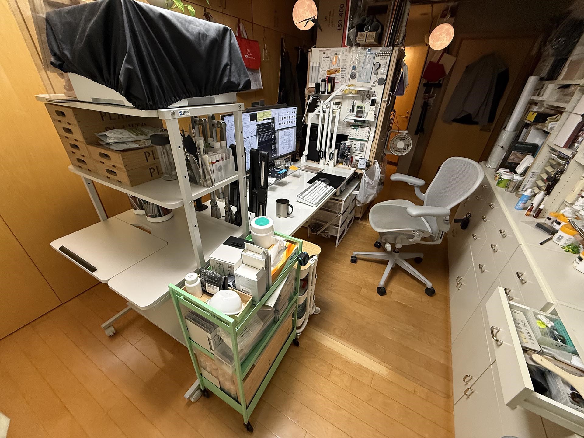 購入したパソコンラックは仕事机の横に置き、必要に応じて移動もしつつ、多目的で使っている。