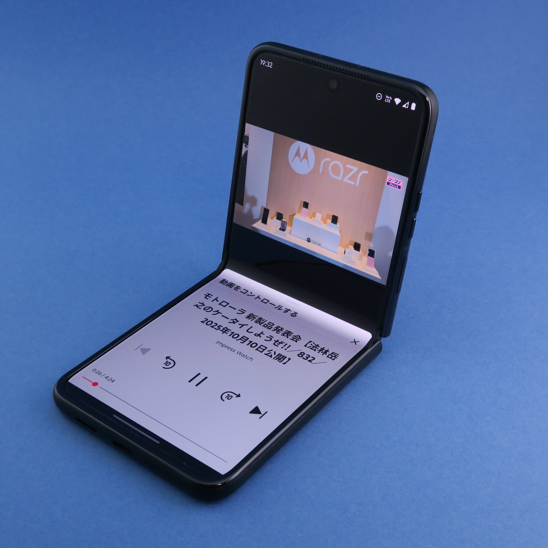 端末を90度近くに開いたフレックスビュースタイルでは、端末を机の上において、動画を視聴できる