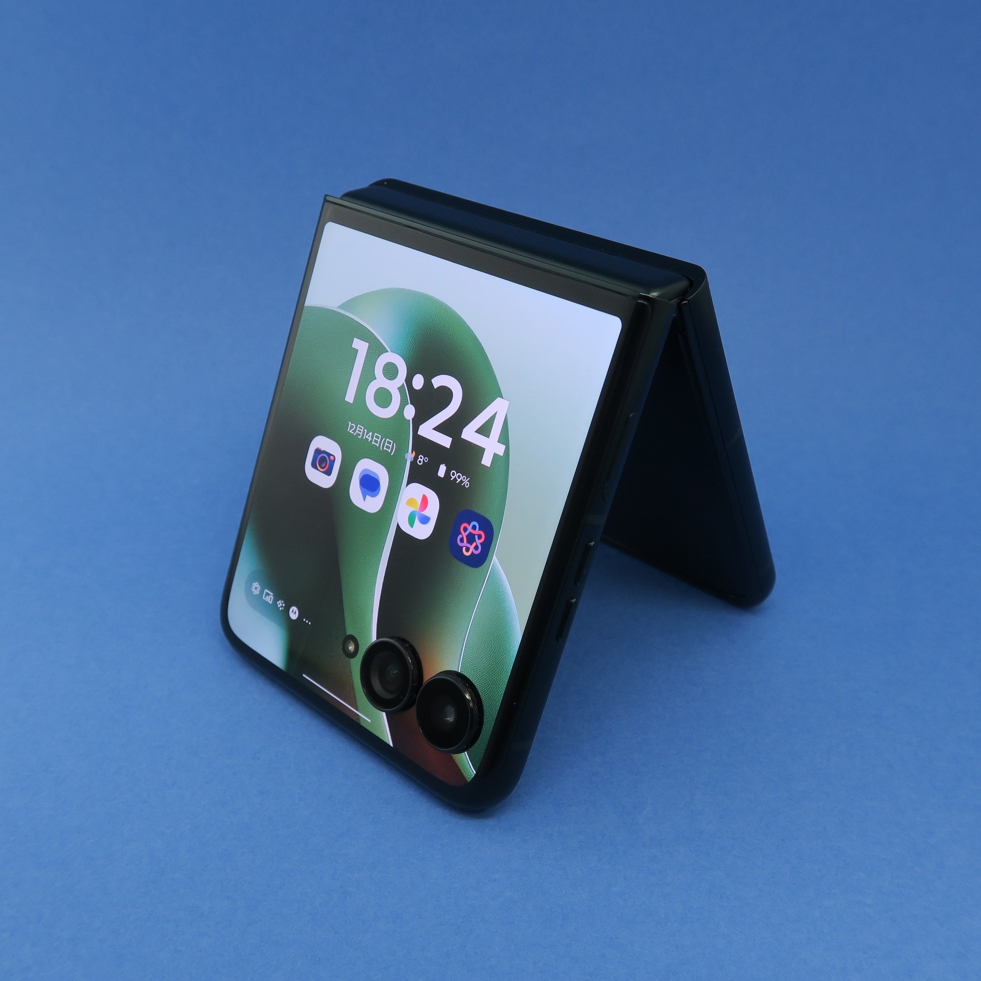 本体を少し開いた状態で、メインディスプレイを下向きに開く「テントモード」。この状態でもアウトディスプレイでさまざまな機能を操作できる