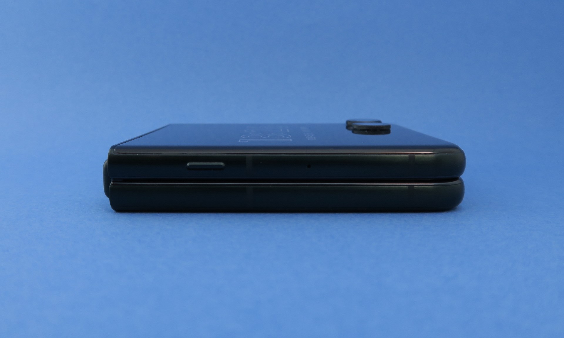 左側面は上筐体にAIキーを備える。moto aiやGeminiなどをすぐに起動できる