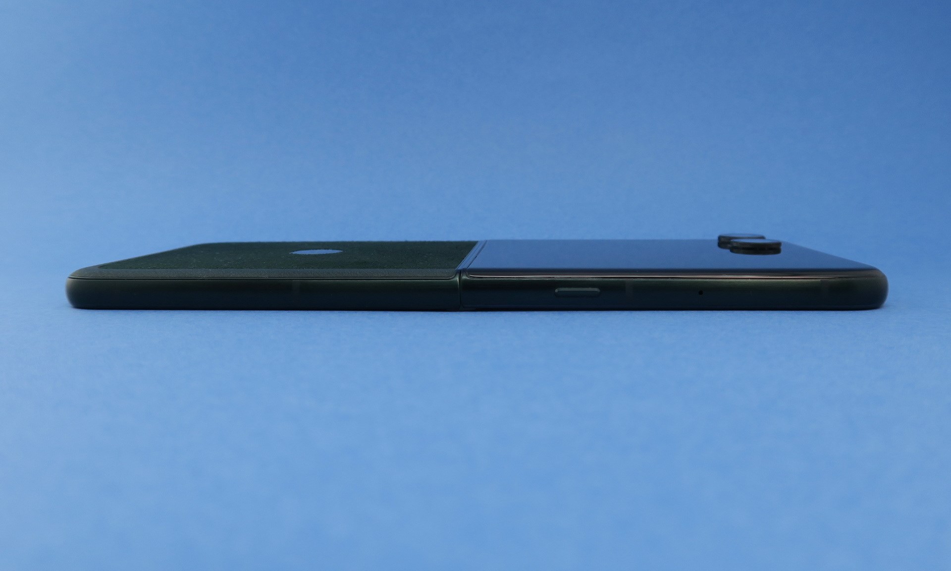 本体を開いた状態の左側面。カメラ部の突起は実測で約2.2mm