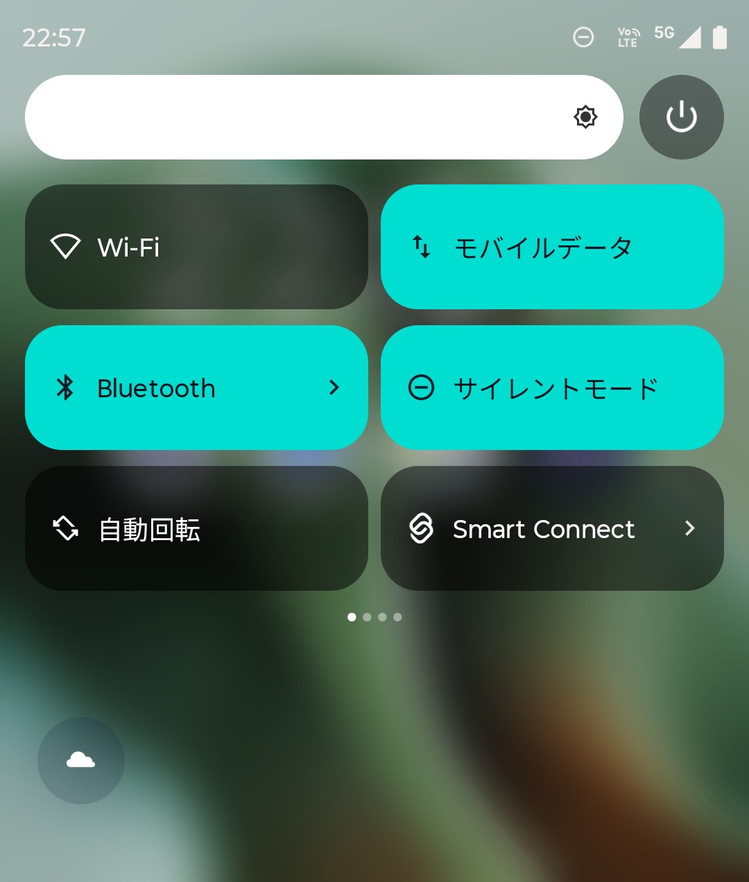 アウトディスプレイでも同じように、ホーム画面などで下方向にスワイプすると、クイック設定パネルが表示される。表示エリアが限られているので、もう少しコンパクトな表示でもいいような気がするが……