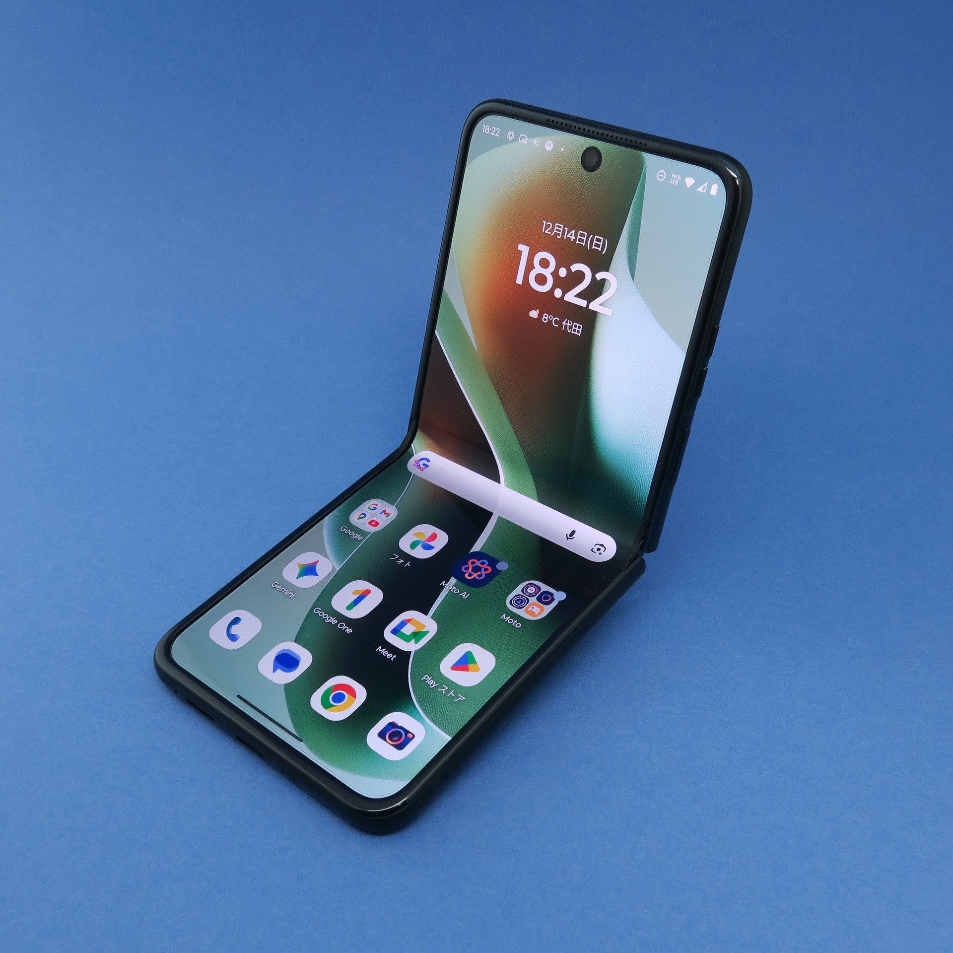モトローラ／au「motorola razr 60 ultra」、開いた状態：171.48mm（高さ）×73.99mm（幅）×7.19mm（厚さ）、閉じた状態：88.12mm（高さ）×73.99mm（幅）×15.69mm（厚さ）、約199g（重さ）、カラー：スカラベグリーン（写真）