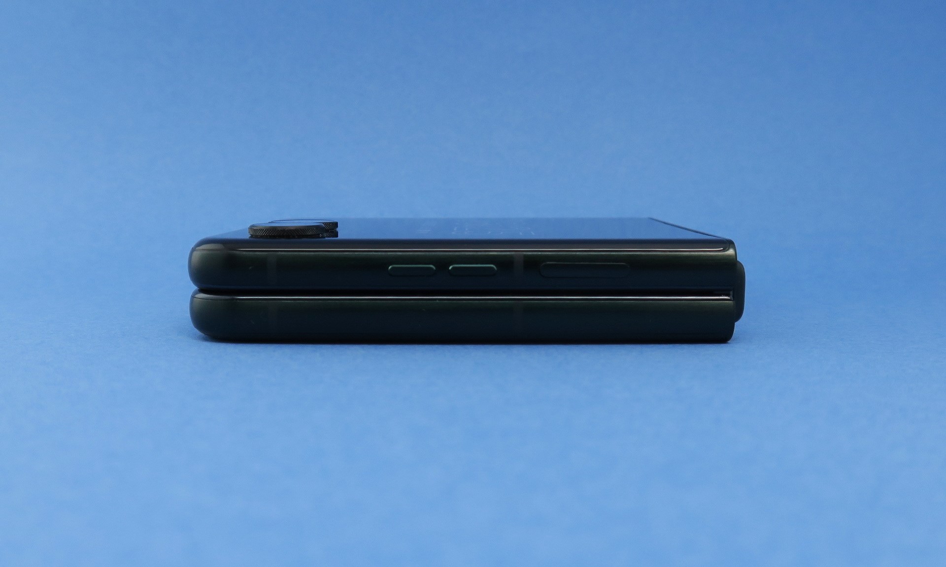 右側面の上筐体には分割式の音量キー、指紋センサーを内蔵した電源キーを備える