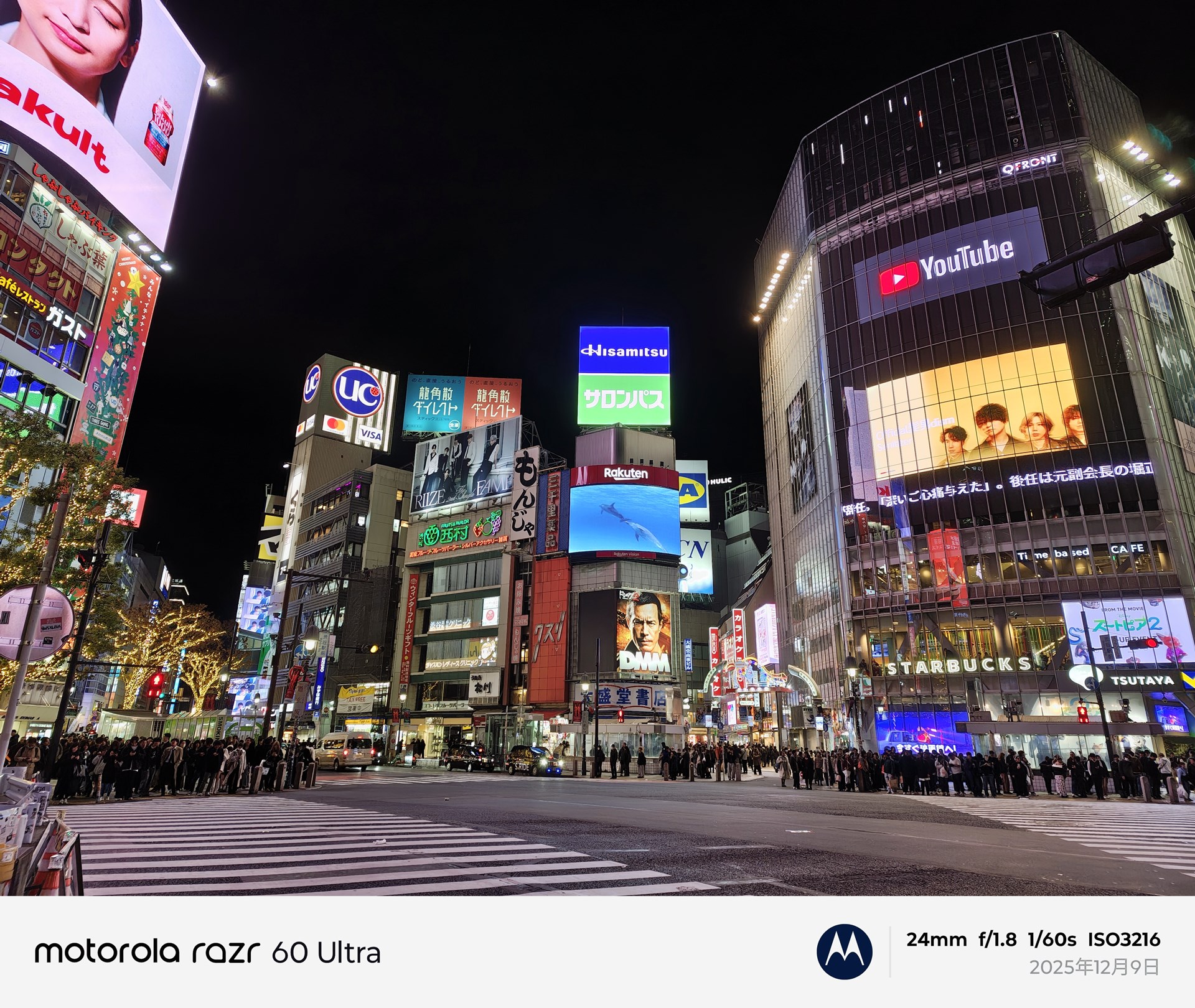 夜景を撮影。数多くの大型ビジョン（電光掲示板）が設置されているが、いずれもきれいに撮影できている