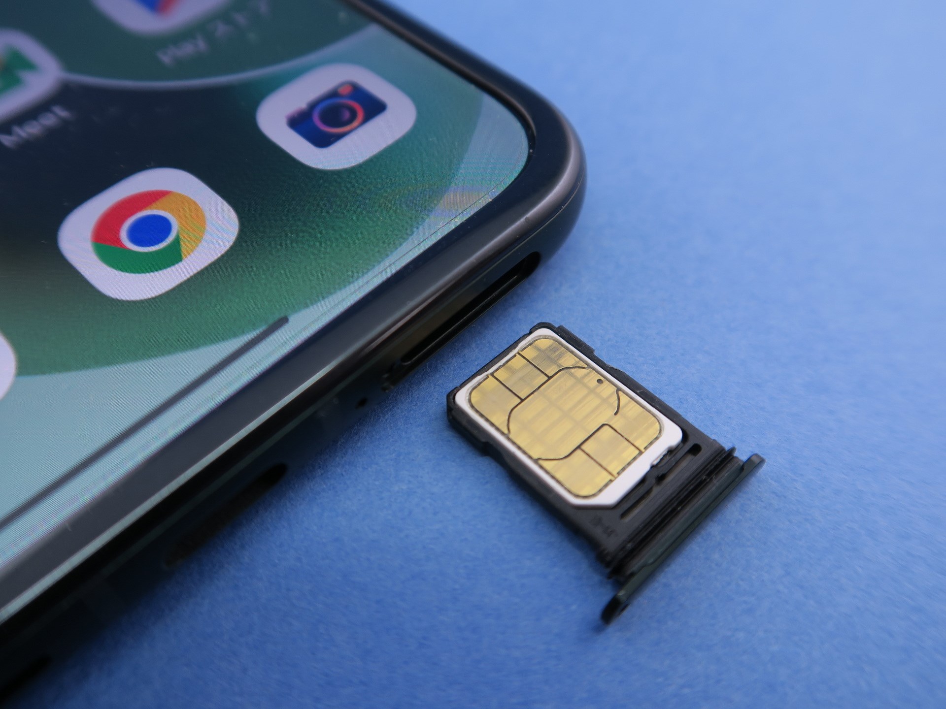 本体下部にはピンで取り出すタイプのSIMカードトレイを備える。nanoSIMカードを1枚のみ、装着できる