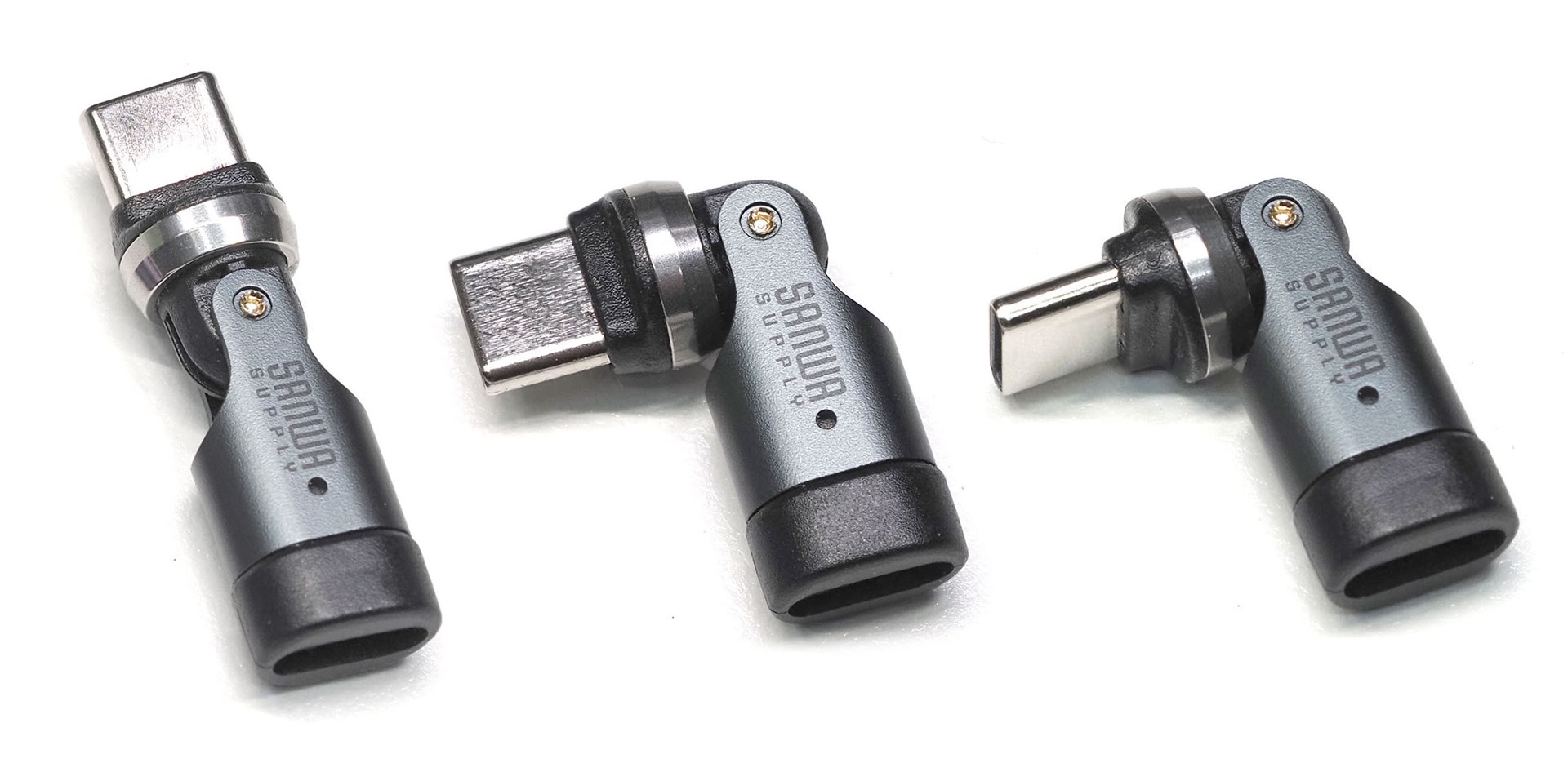 サンワサプライ540度回転USB Type-C方向変換コネクター「500-USB095」。USB Type-Cプラグ部が180度曲がるのに加えて360度の回転もする変換コネクターだ。240WまでのPD充電に対応。