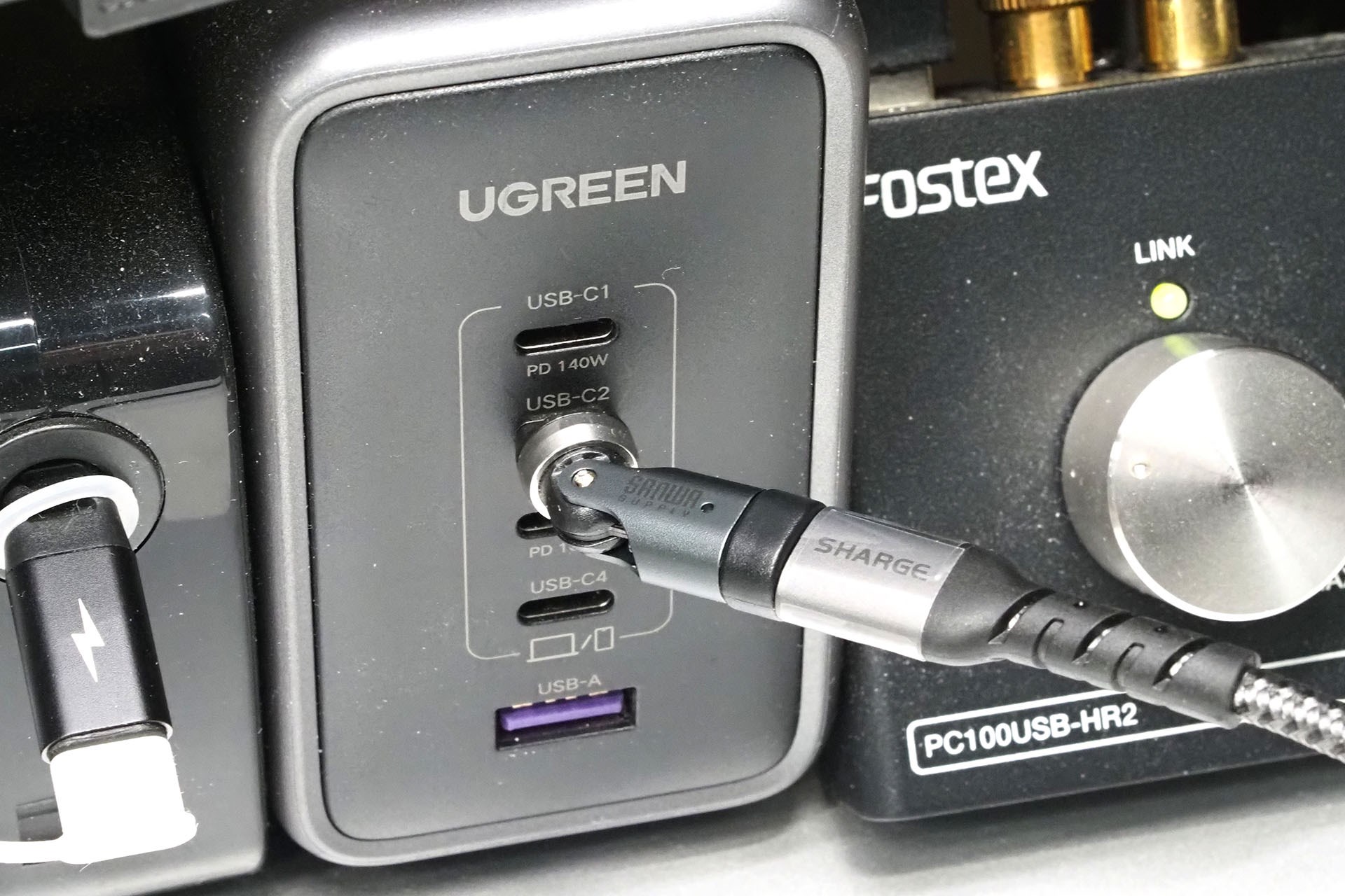 USB充電器や端末につなげたUSBケーブルの向きをほぼ自在に変えることができる。ケーブルやUSBポートに無理な力がかからないように使える変換コネクターである。