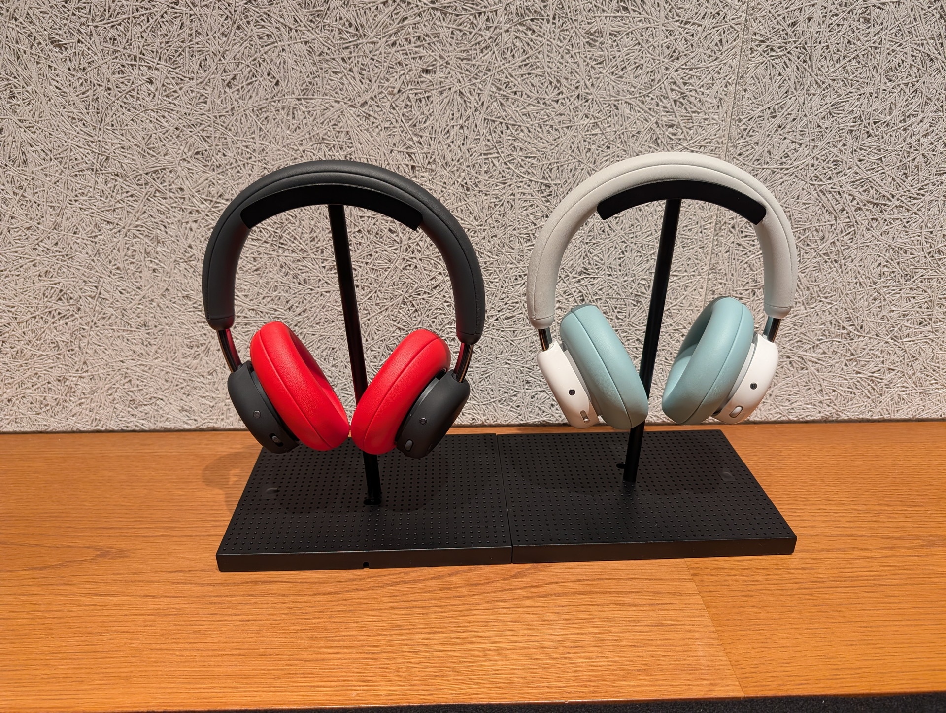 別売りのイヤークッションはオレンジとライトグリーンの2色。価格は各3850円。このように2色コーデを楽しめる