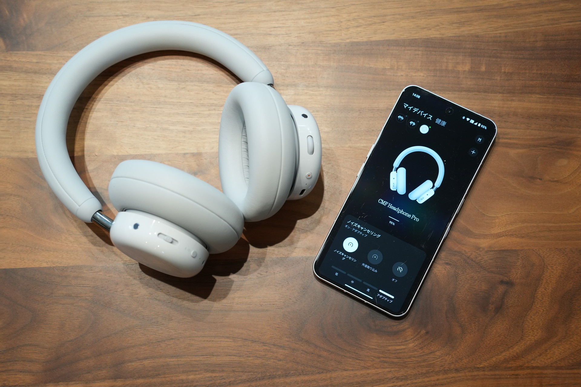 筆者は、最近買ったばかりのPhone (3)とペアリングして使っている