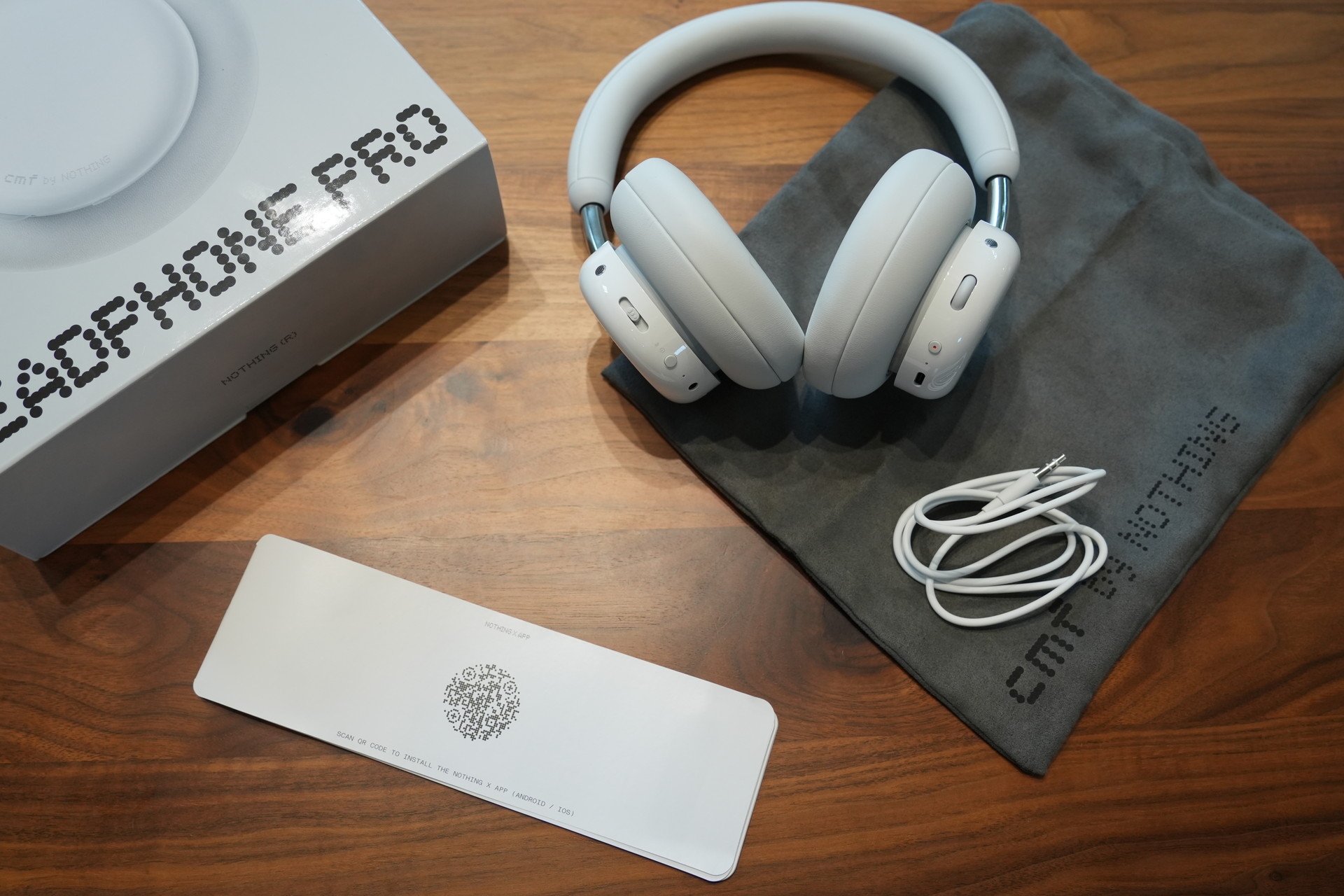 CMF Headphone Proの同梱品。オーディオケーブルが付いているが、充電用のUSBケーブルは付いていない