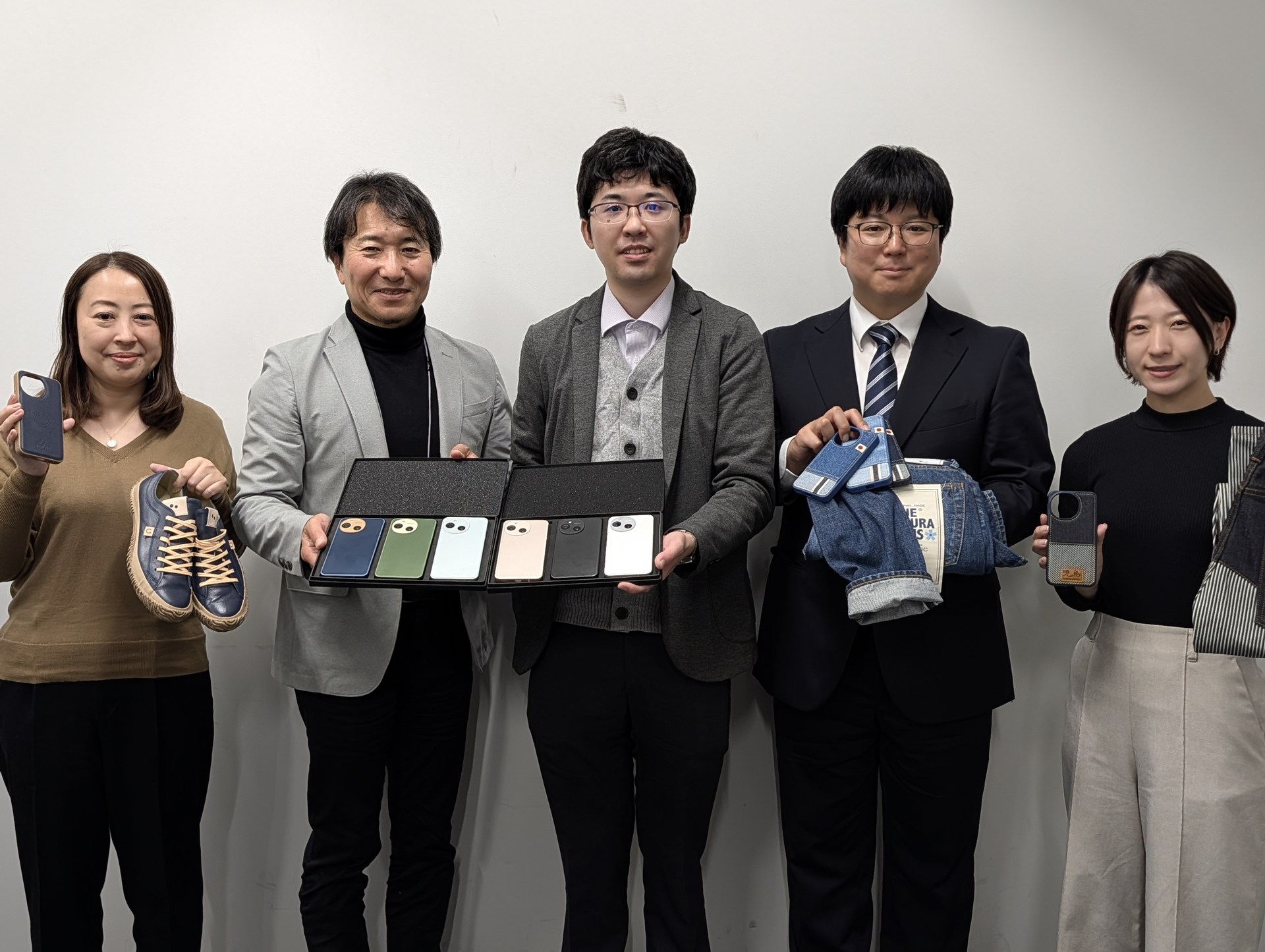 左からカメラ担当の奥谷、企画担当の小野、同じく河野、スピーカー担当の三島、デザイン担当の龍華