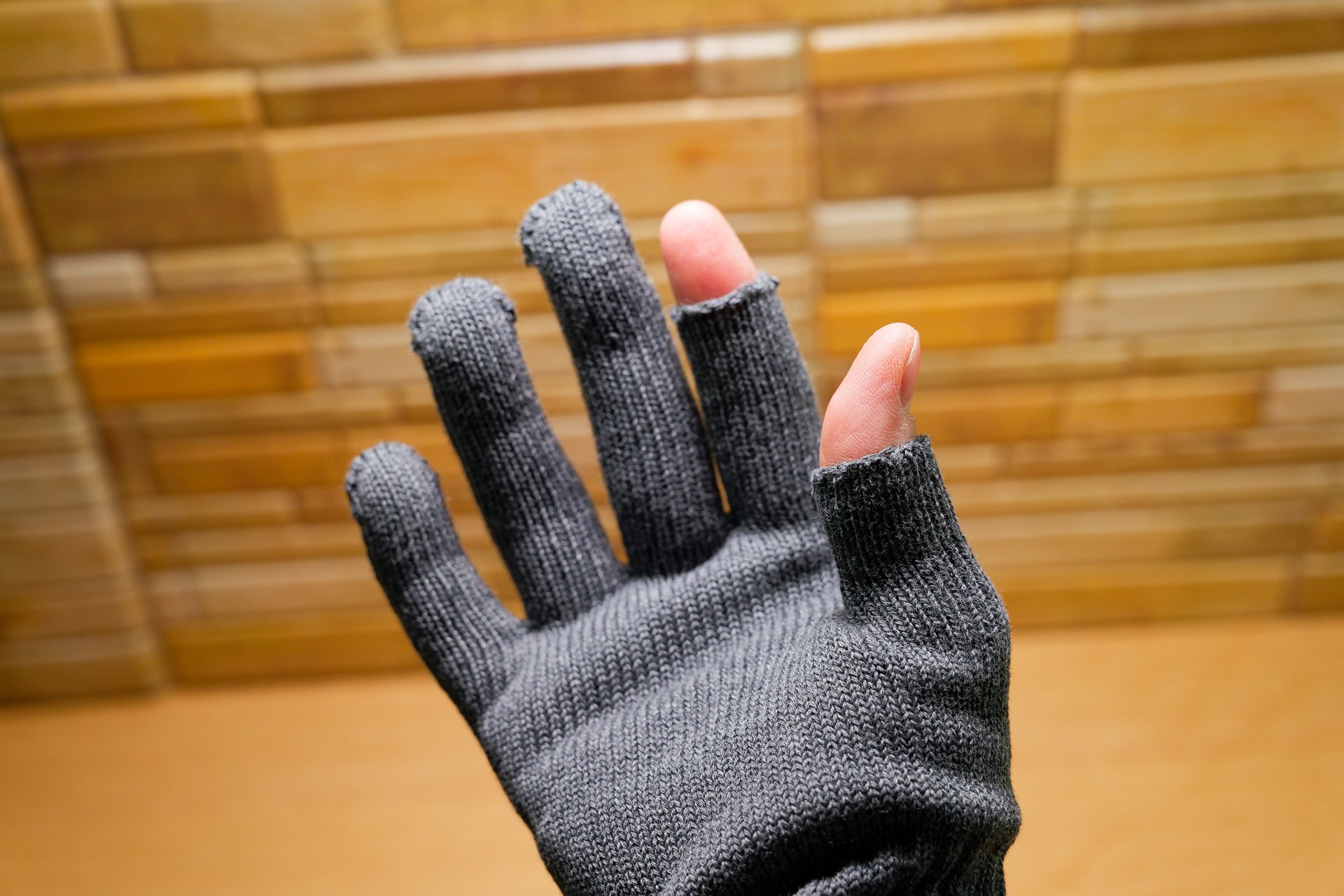 親指と人差し指の2本だけが指ぬき状態