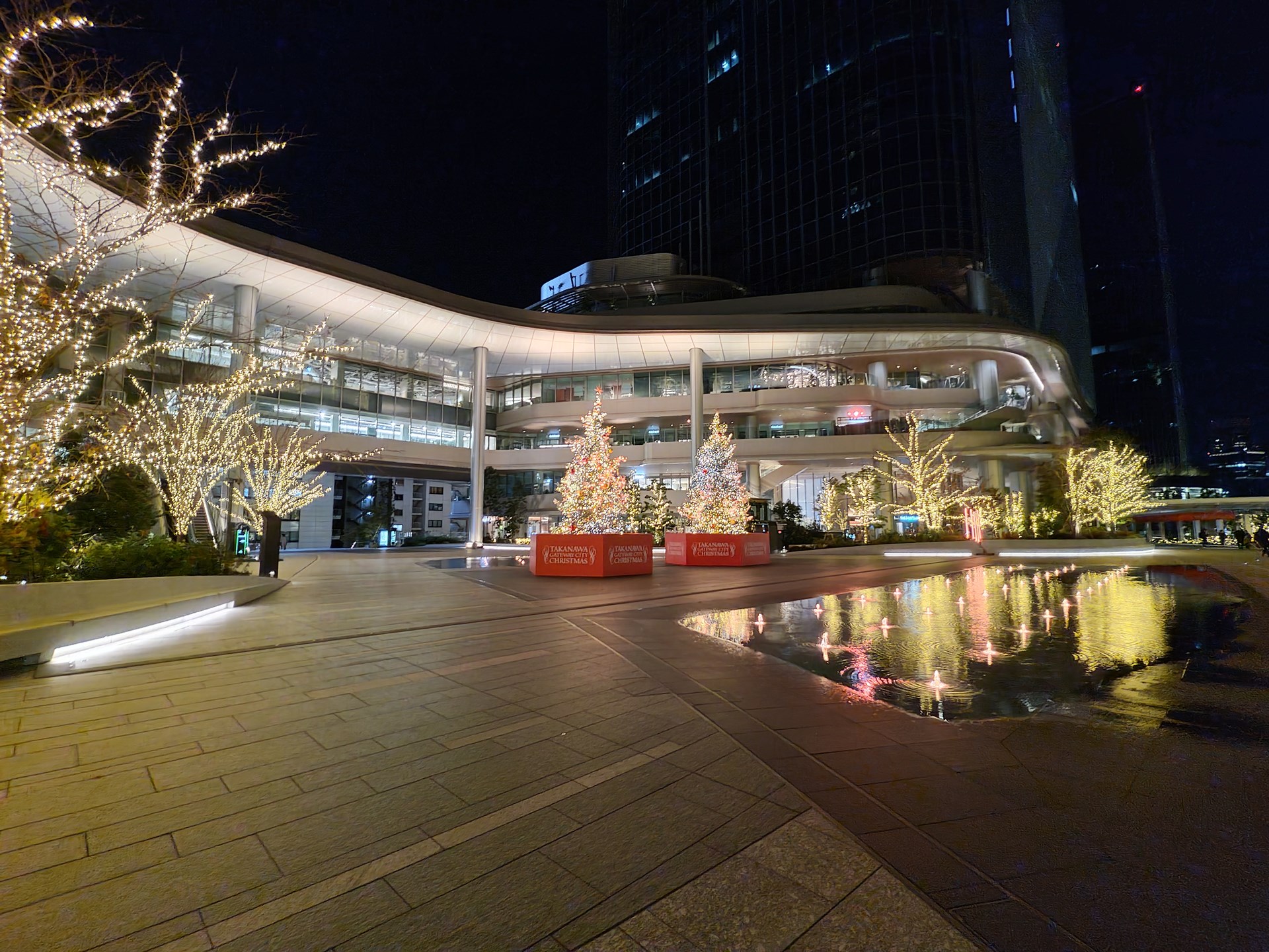 超広角、広角で撮った夜景の写真。ノイズが少なく、キレイな仕上がりだった