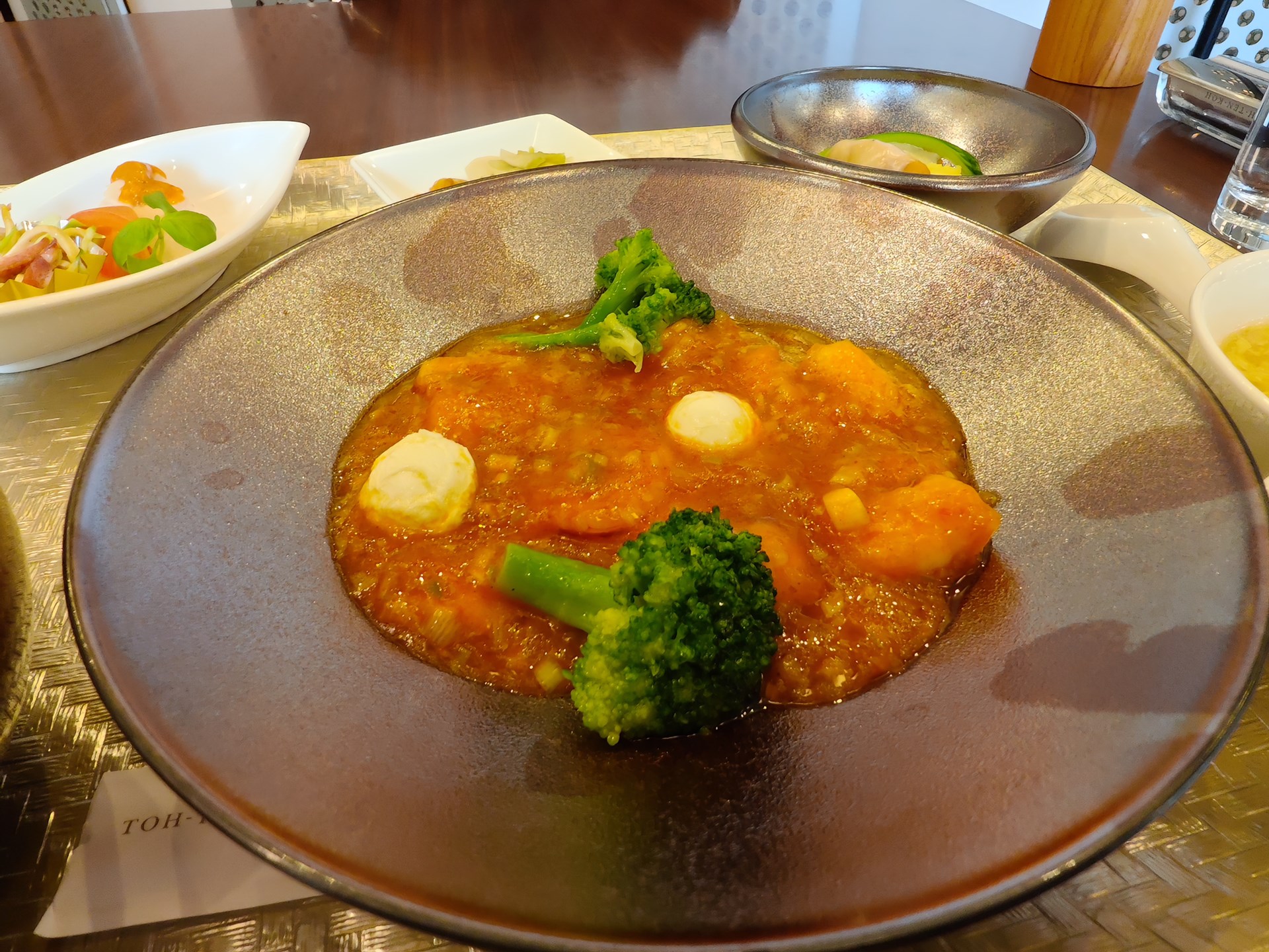 料理写真も自然な色合い