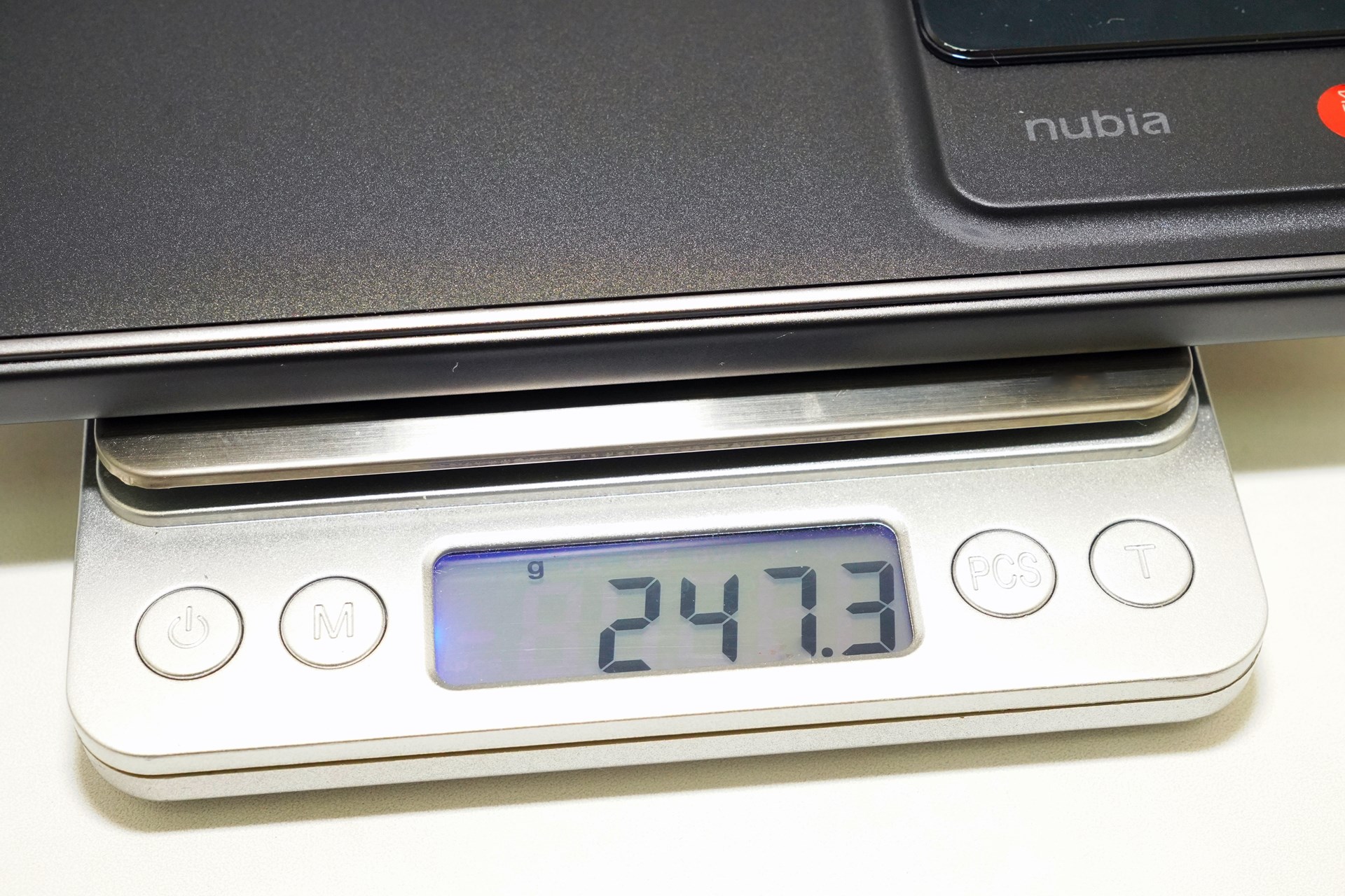 重さは249gで、実測値もほぼ同じ。通常のスマホを使っていると、重みを感じる