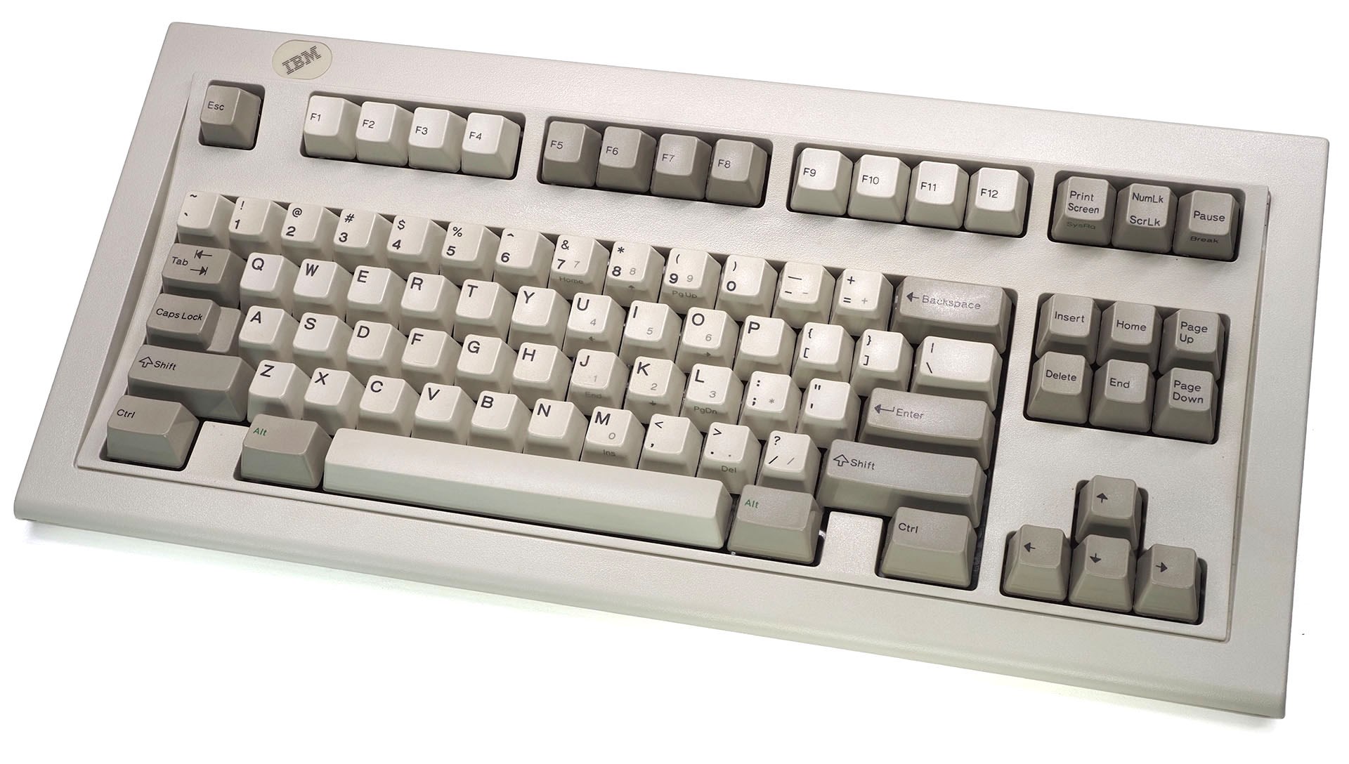 これがその前身のひとつである「IBM Model M Space Saver 1393278」。25年くらい前に「既に昔のキーボード」であったが、その頃に買って使ったらサイコーに良くてビックリした。