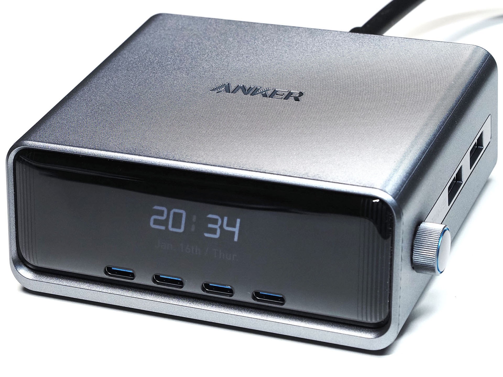 これは「Anker Prime Charger （250W、6 Ports GaN）」というUSB急速充電器。高出力・多ポートであるのに加え、各ポートの出力などを詳しく数値にて可視化するディスプレイを備える。スゲく便利。時計機能付き。ただし直販価格1万9990円とお高い。