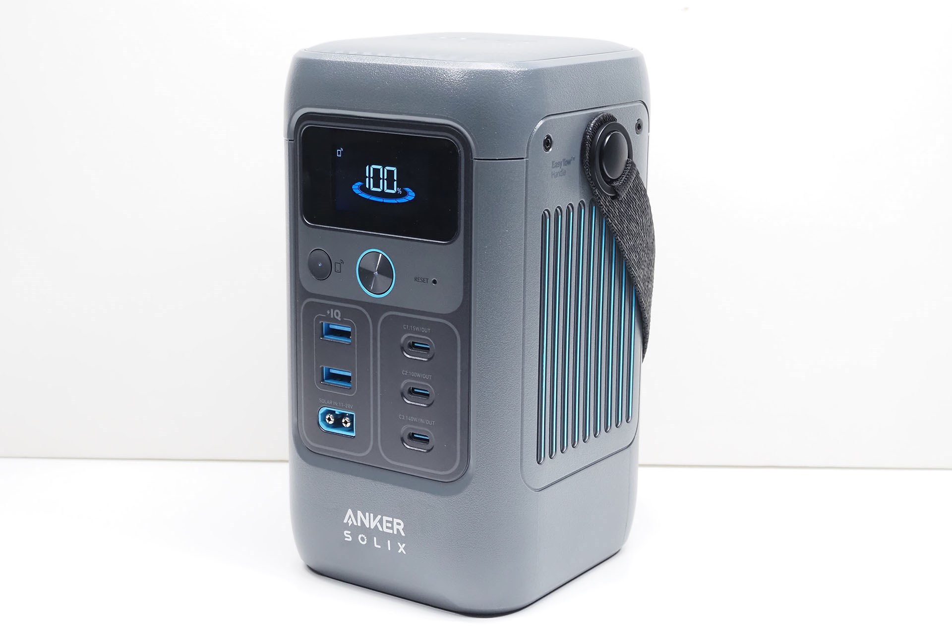 こちらは「Anker Solix C200 DC Portable Power Station」というポータブル電源。ただしAC100V出力(コンセント)やシガーソケット出力は非搭載。バッテリー容量は192Wh(6万mAh相当)で合計最大出力は200Wなので、強力なモバイルバッテリーというイメージだ。コレを置いた場所がどこでも「充電ステーション」になるので、コンセントがない場所でもデバイスの充電大会ができる。大きさは約幅10×奥行き11×高さ18.5cm、重さは約1.9kg。セルは3000サイクル充電に対応したLiFePO4(リン酸鉄リチウムイオン)バッテリーで比較的に安全性が高い。