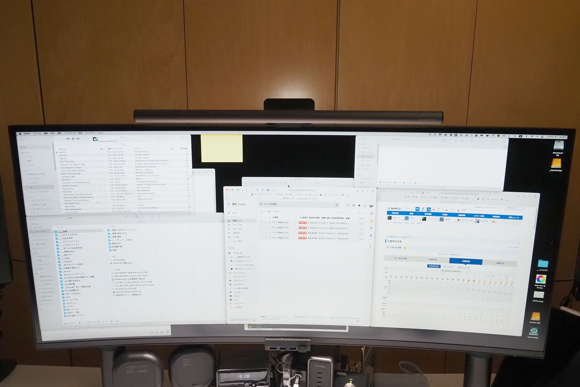 ディスプレイ上部にBenQのモニター掛け式LEDライト「ScreenBar Halo 2」を置いている。画面に光が写り込むことなく机上を照らしてくれる省スペースデスクライトというイメージだ。