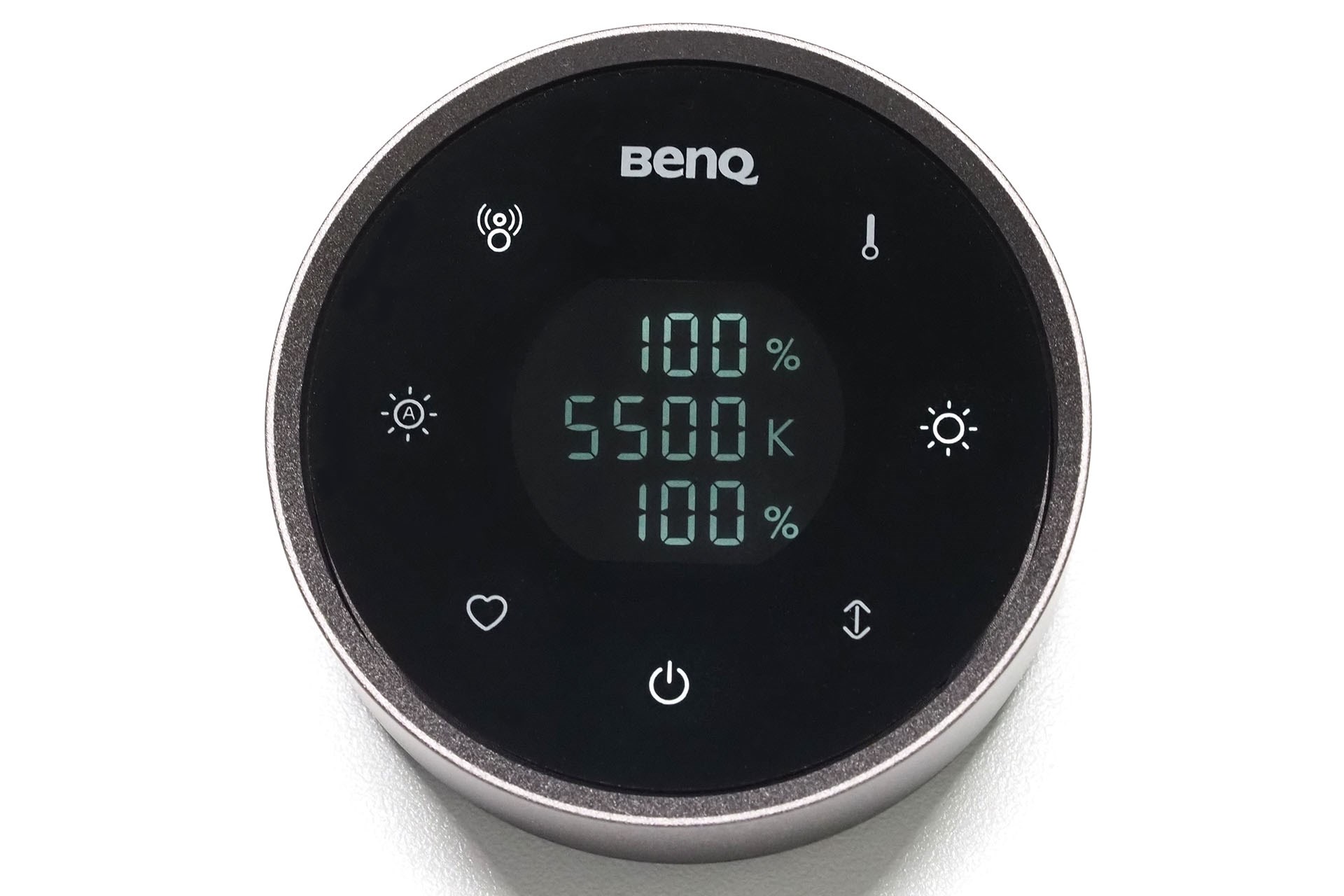 電源のオンオフや調光などはワイヤレスリモコンで行う。最初「ワイヤレスリモコン、要るかぁ～？」とか思ったが、都合のいい位置に置いてライトをコントロールできるのは非常に便利だ。