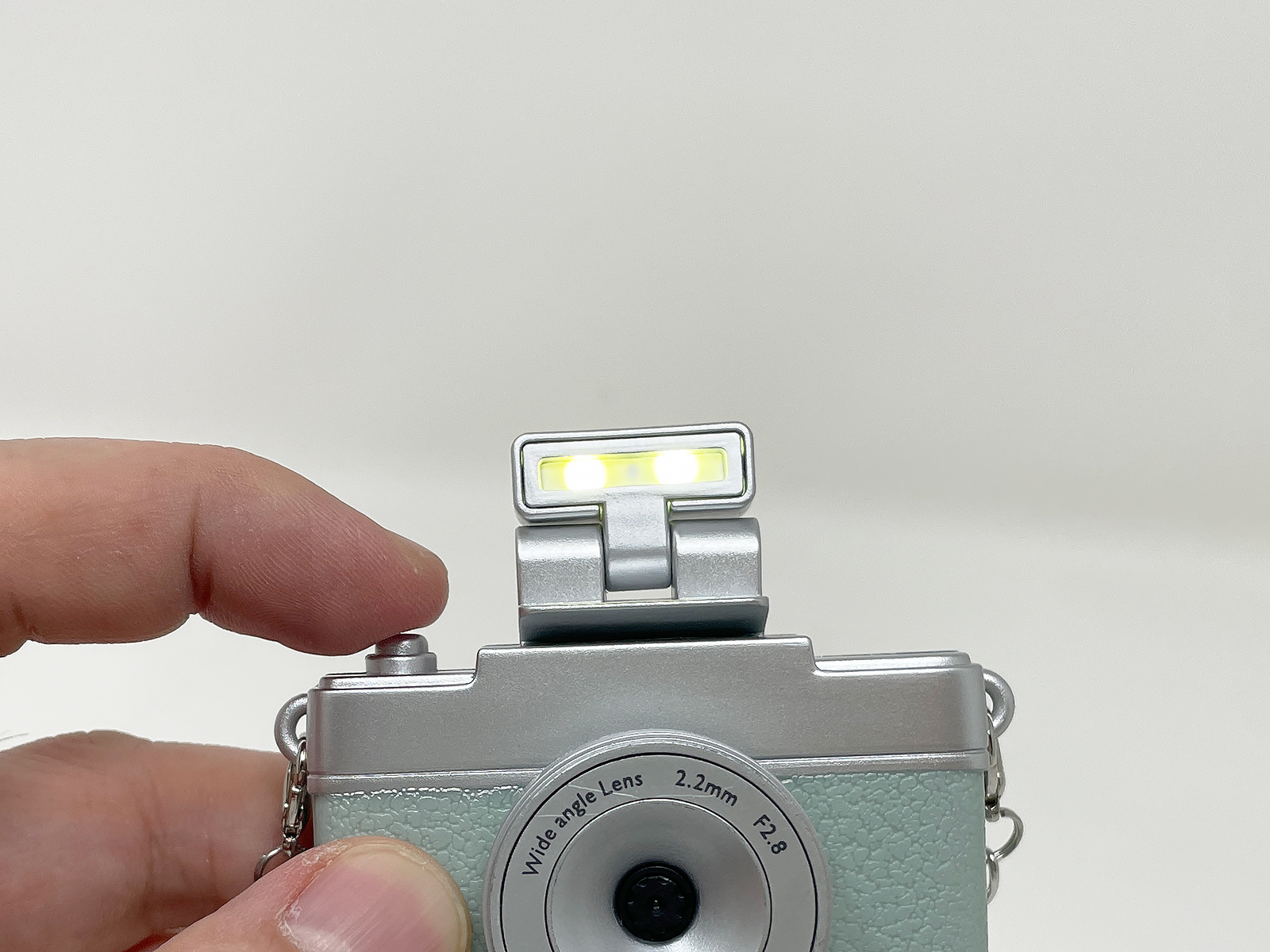 搭載されているフラッシュ。写真は画像を撮影する際に、ムービーは撮影中にLEDが点灯します。