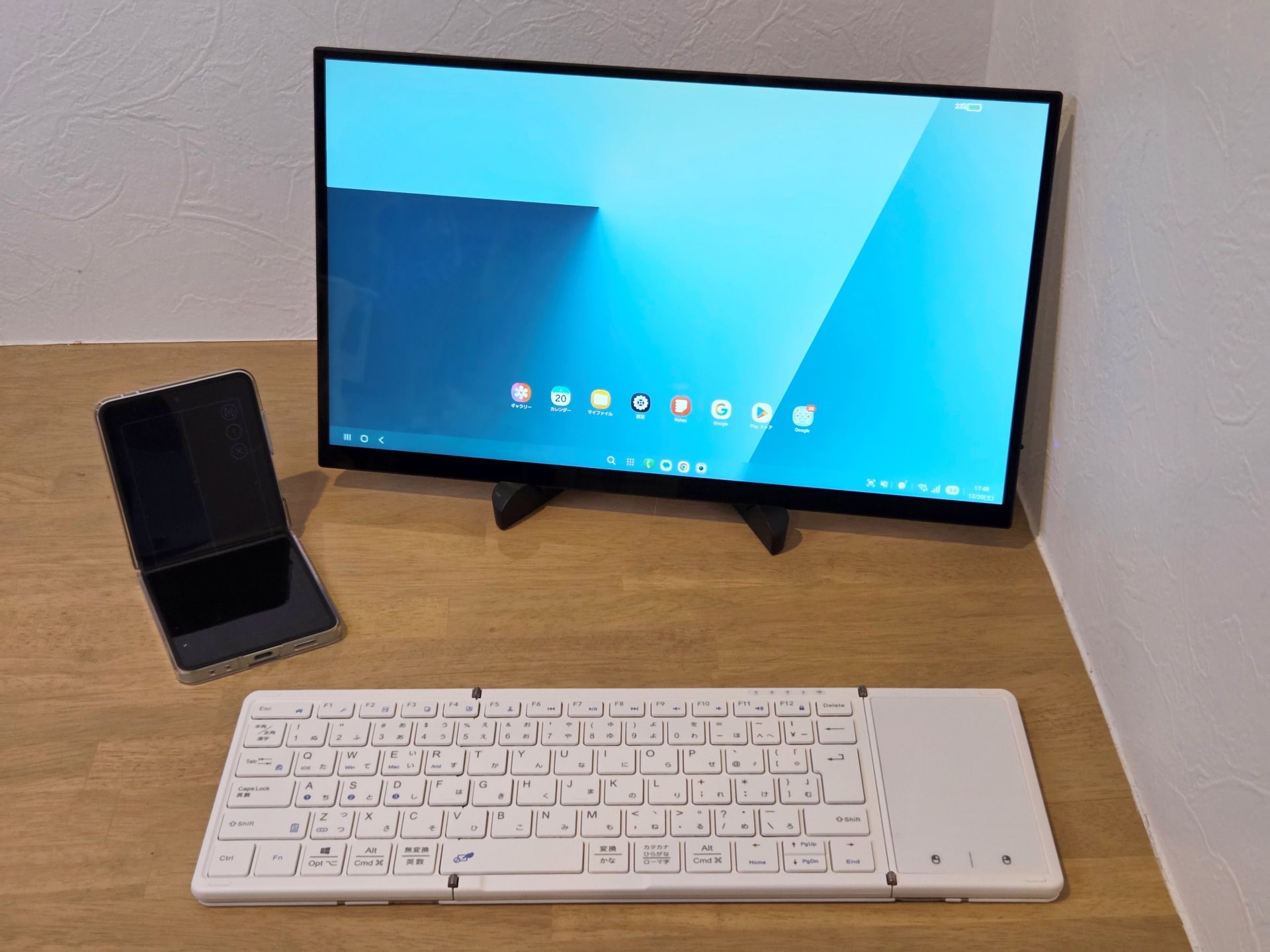こちらは15.6型ワイヤレスモバイルディスプレイと併用している例。ちなみに、一時期モバイルディスプレイにハマり、数年の間に8枚ほど購入してしまった。無駄遣いの極みだ