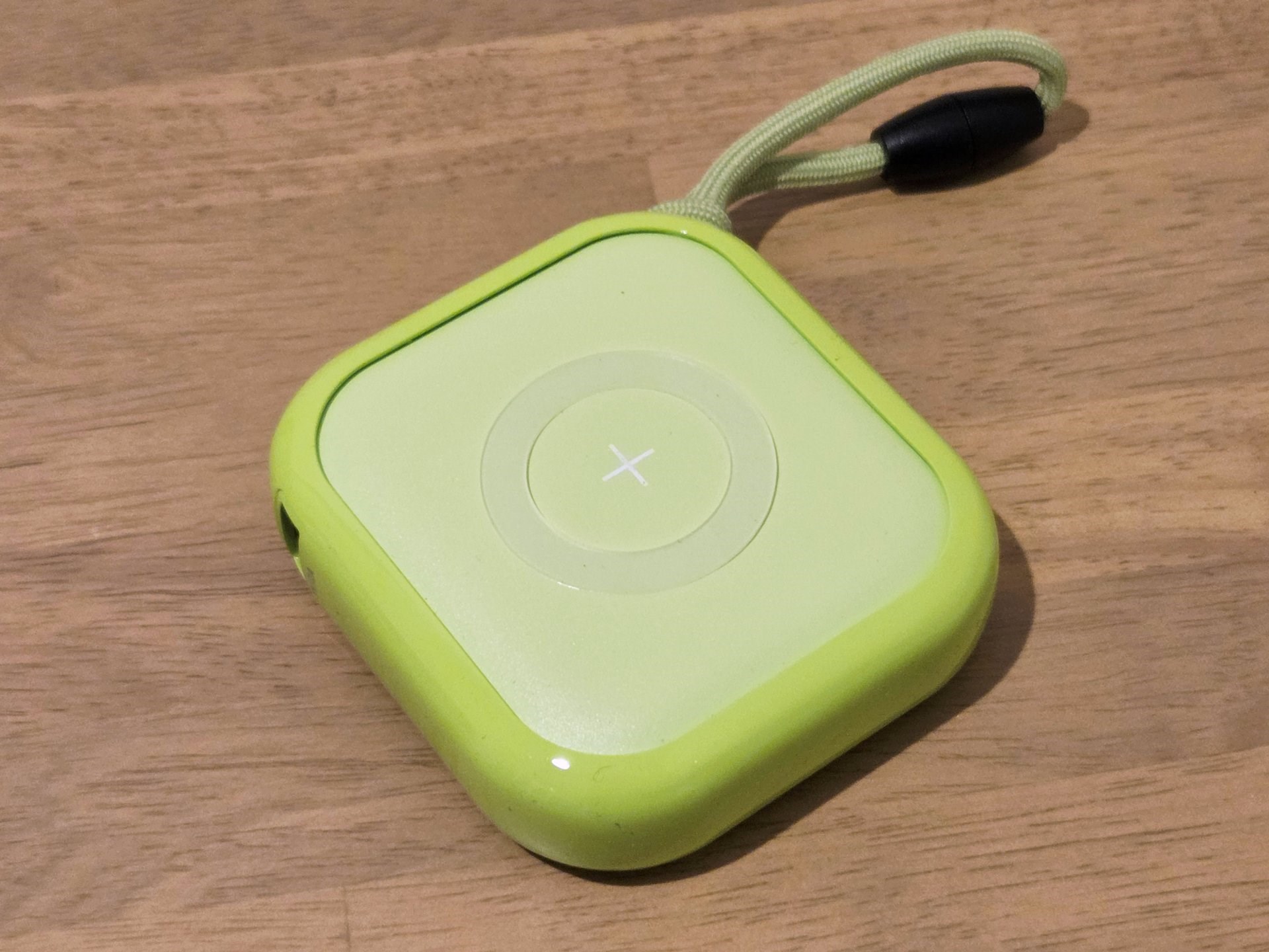 ワイヤレス充電のできるモバイルバッテリー。デフォルトでは表面がツルツルすべりやすいのだが、シリコンアタッチメントを貼り付けることですべらないようにできる