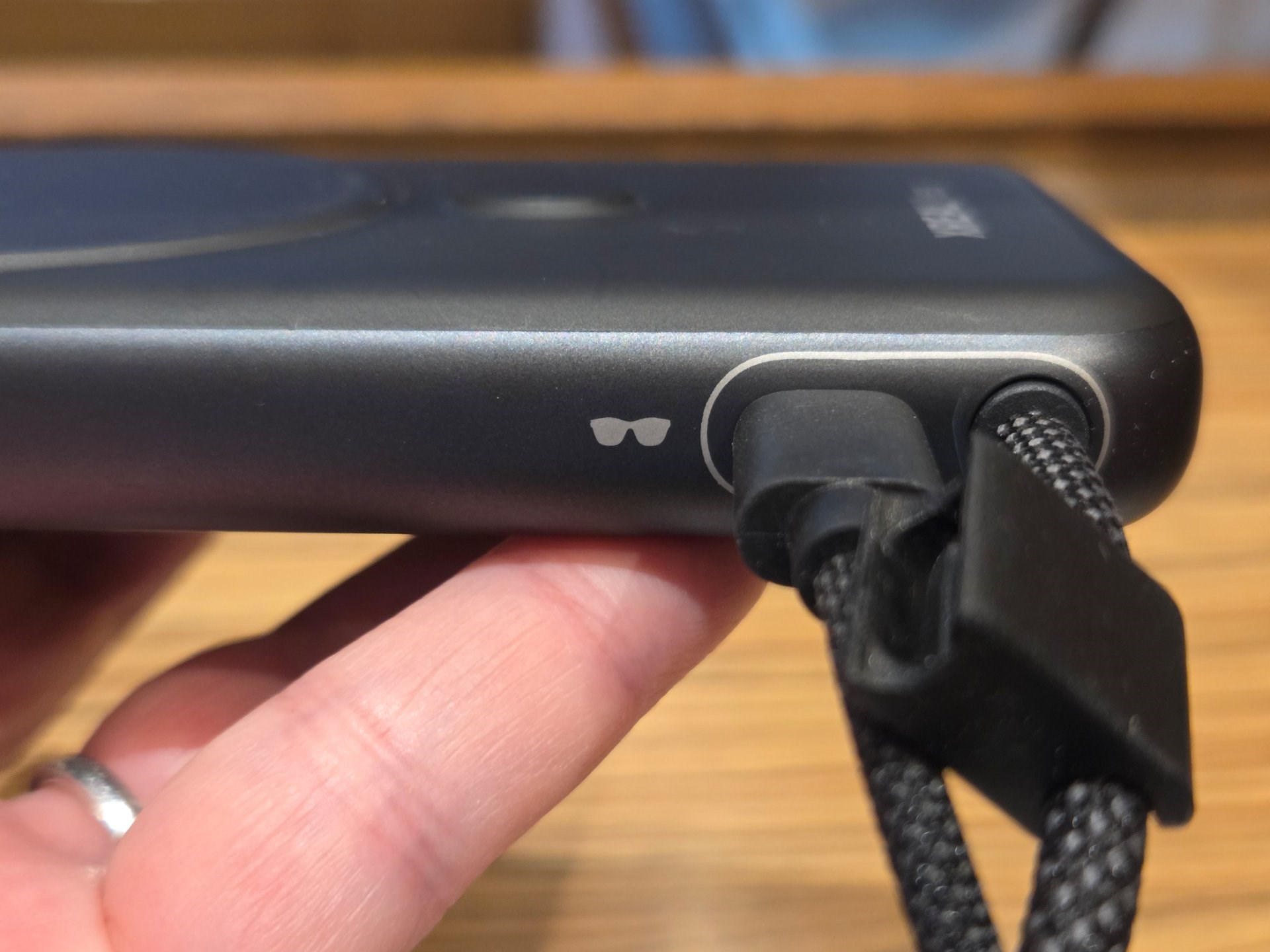 下側（写真では右側）のケーブルをGalaxy Z Flip7に、上側（写真では左側）のポートにARグラスの端子を差し込む