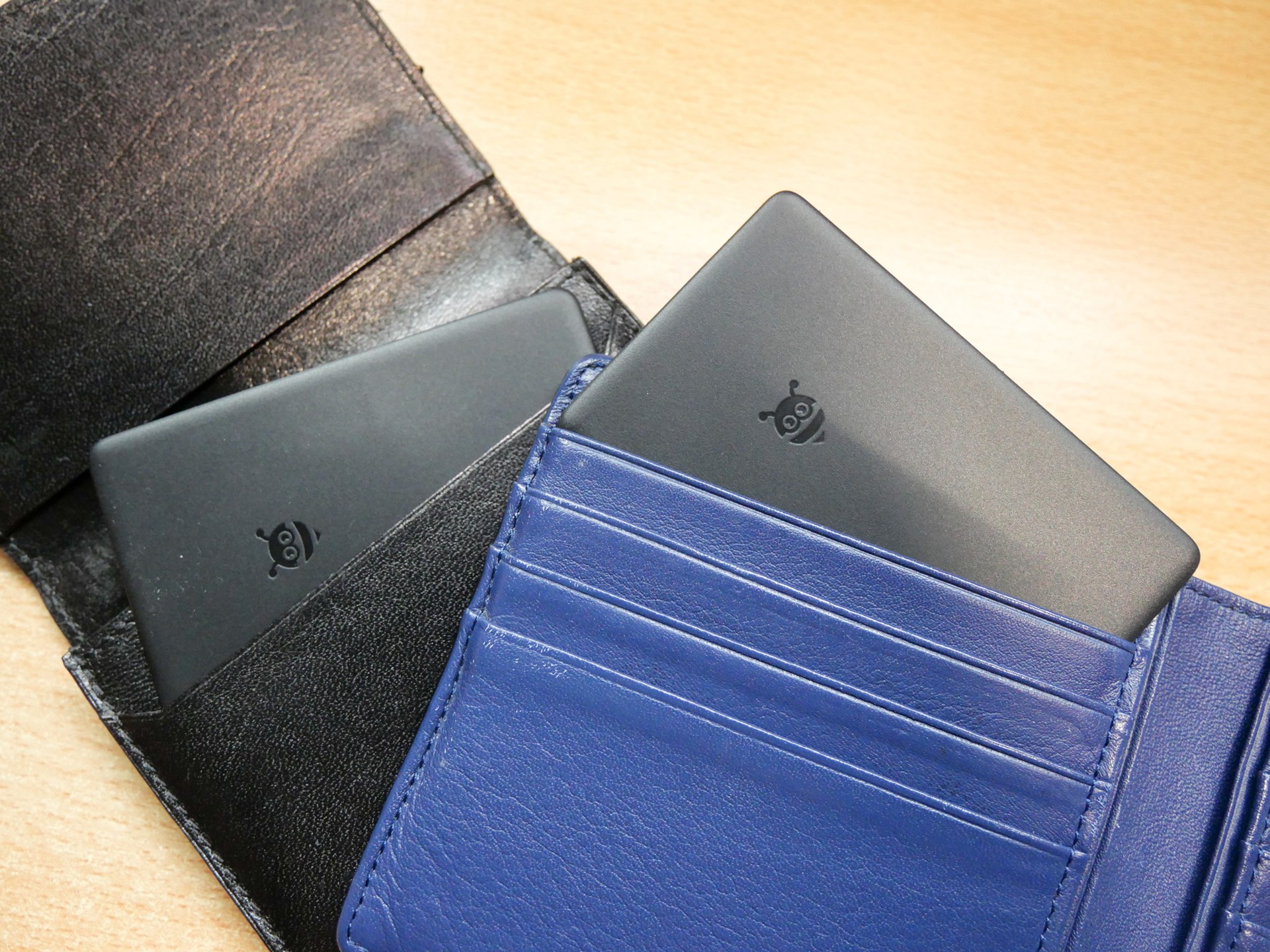 名刺入れと財布に入れてみたところ。カード型だけに収納しやすく、薄いので膨らまないのもメリットだ