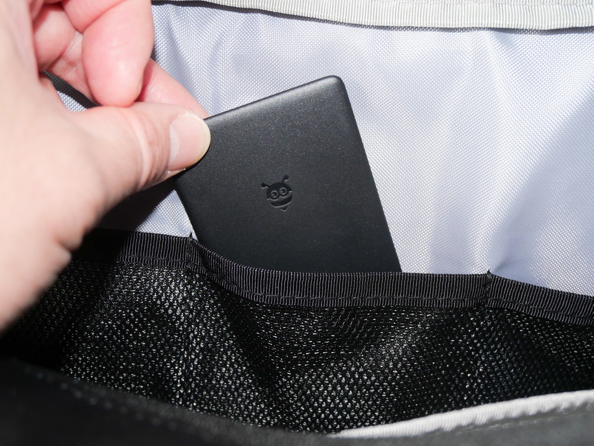 カード型のスマートタグはサイズが大きい分、カバンのポケットなどに入れると収まりがよく、充電などの際に後から取り出しやすい