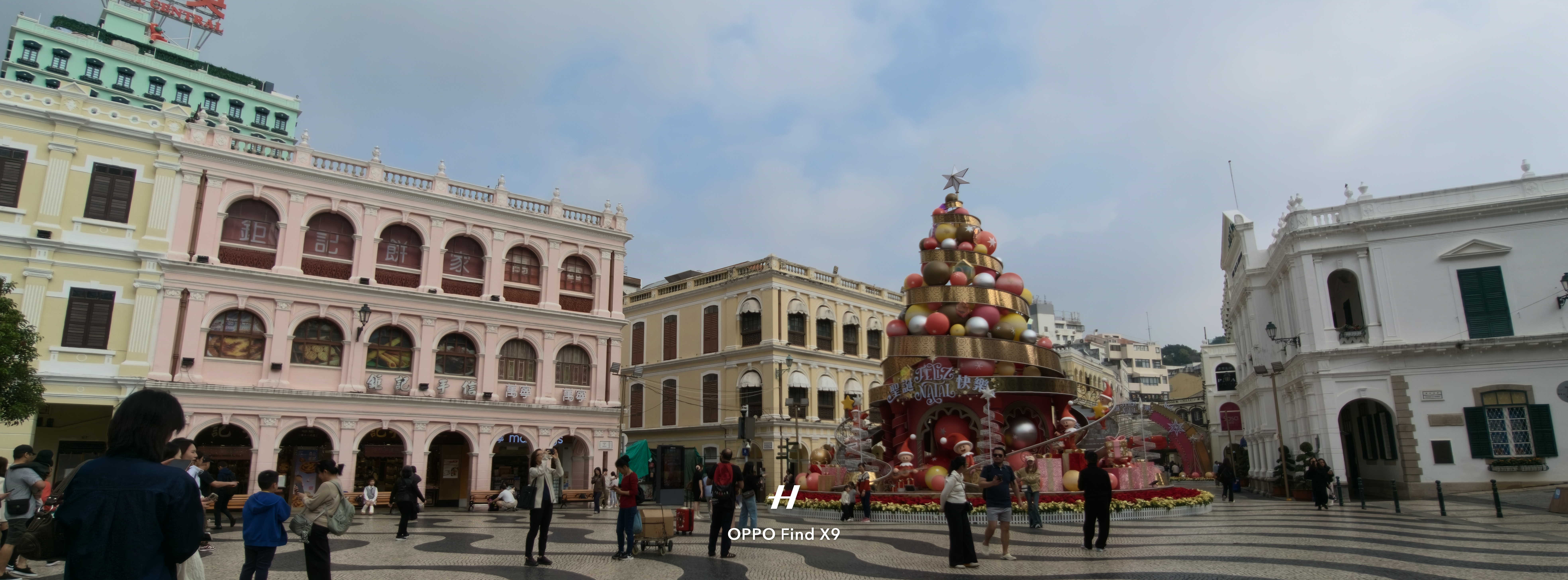 広場はクリスマス一色だった