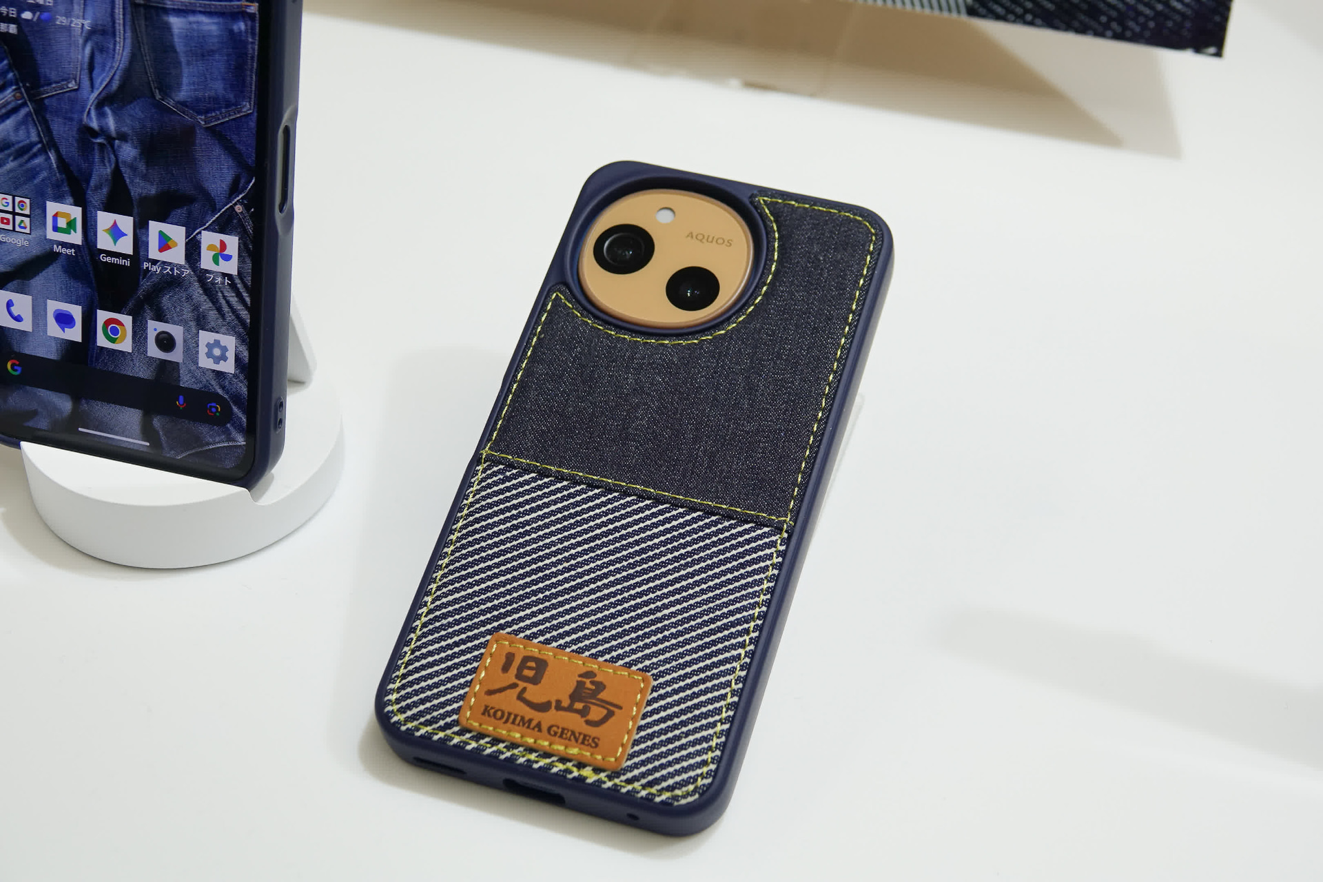 AQUOS sense10（児島ジーンズとのコラボケースを装着した様子）