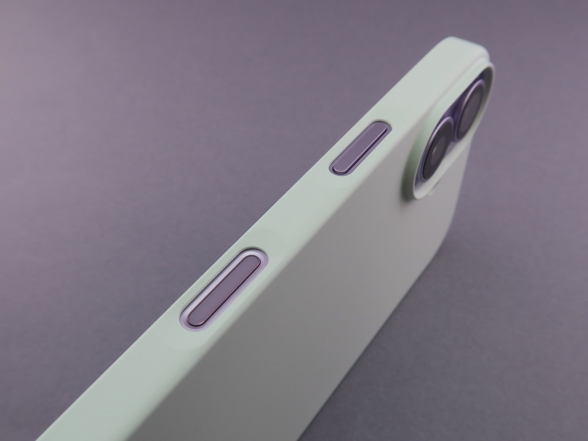 「iPhone 17」の右側面のサイドキー（電源ボタン）やカメラコントロールの部分は、操作しやすいように、周囲が薄く仕上げられている