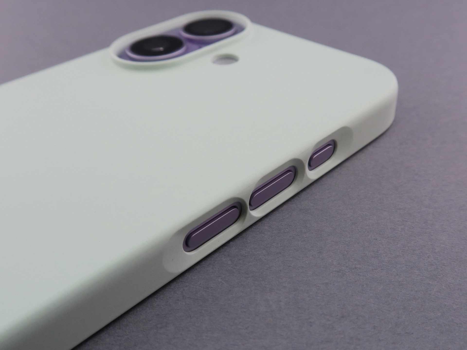 「iPhone 17」の左側面も同じように、音量キーとアクションボタンの部分は周囲が薄く仕上げられていて、操作しやすい