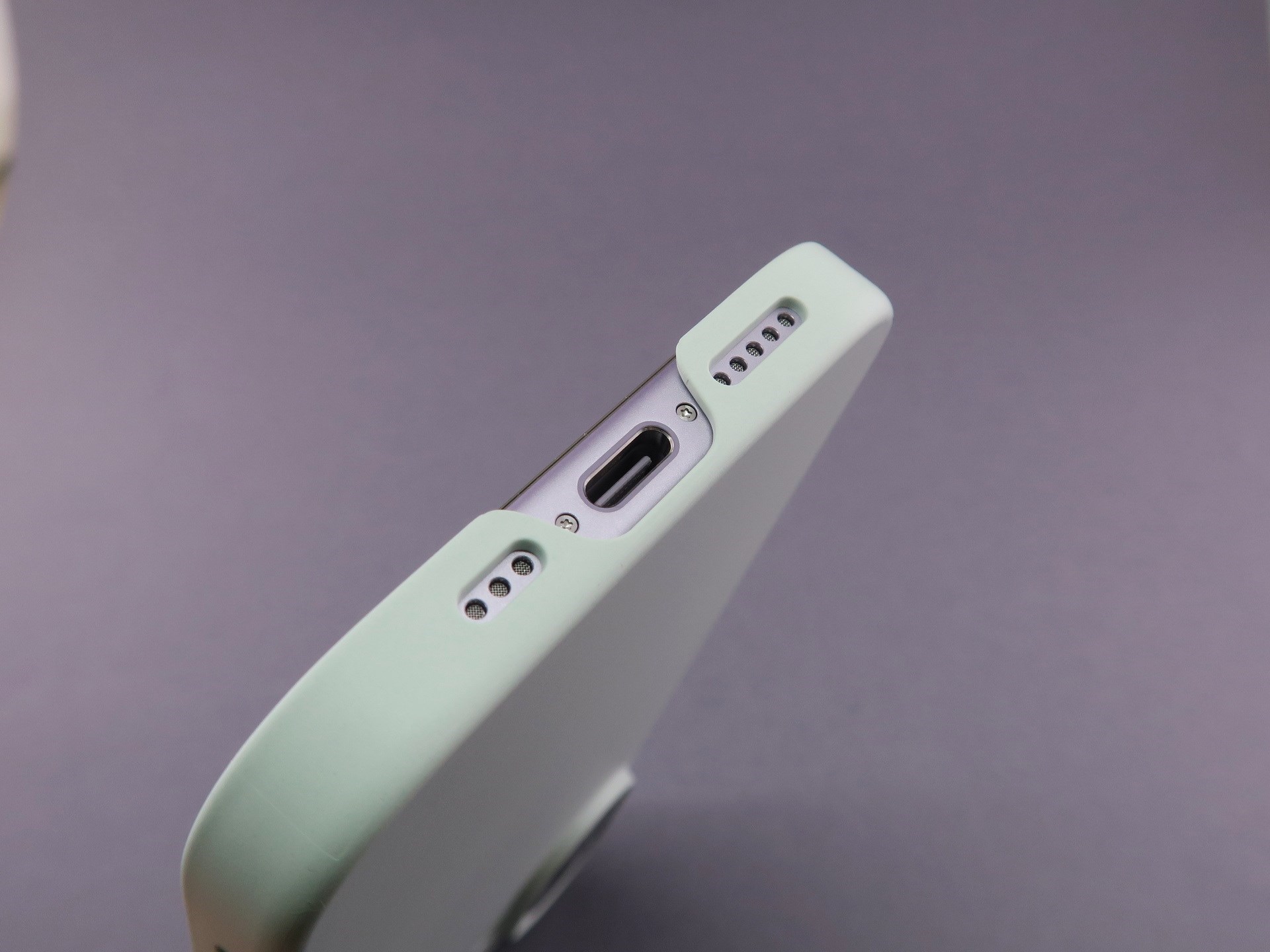 「iPhone 17」の底面部分はUSB Type-Cケーブルのコネクタなどが干渉しないように、少し余裕を持って、カットされている