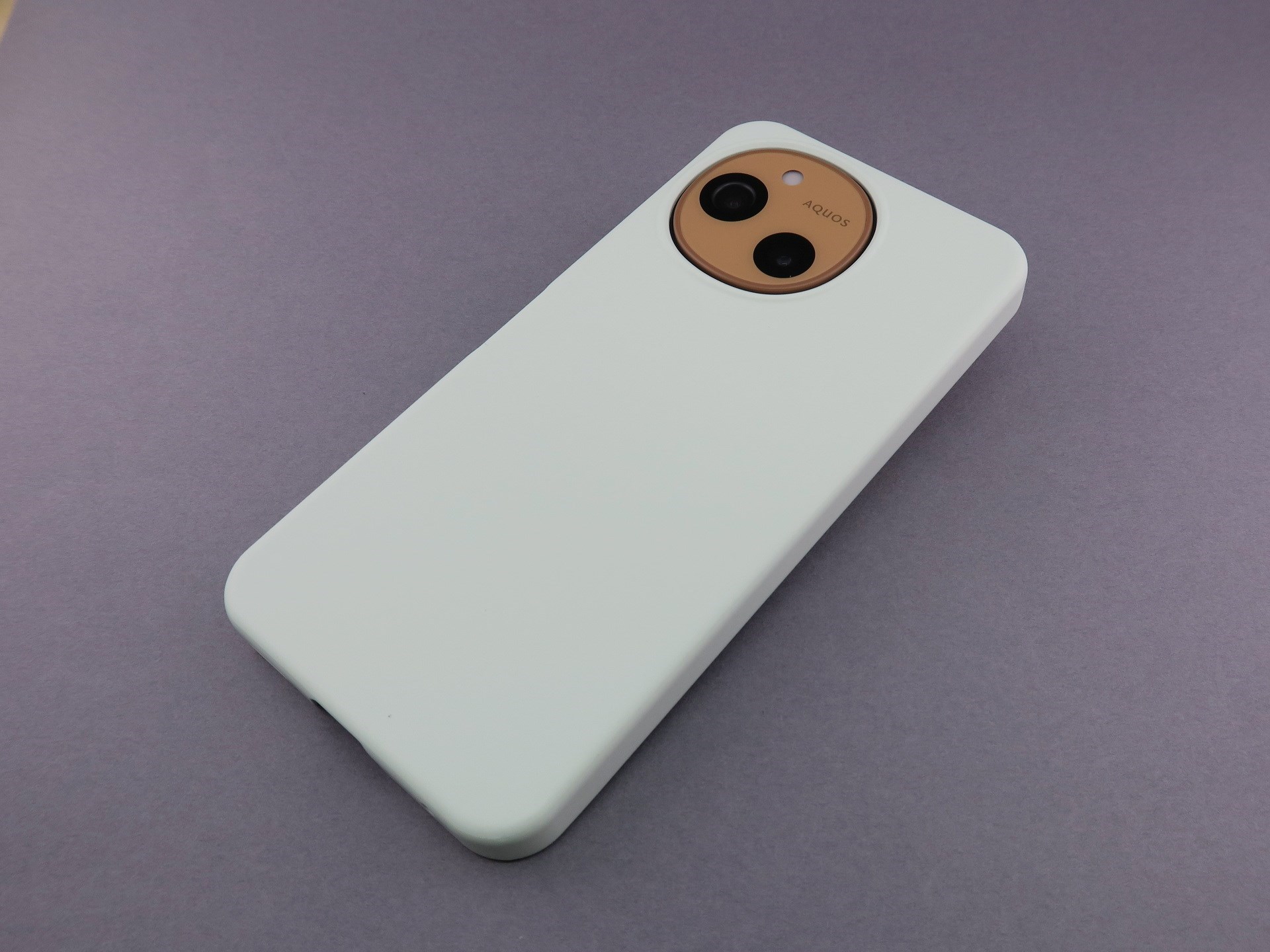 「AQUOS sense 10」に装着。自由曲線のカメラ部が際立つ印象。ちなみに、「AQUOS sense9」も同サイズなので、流用できる