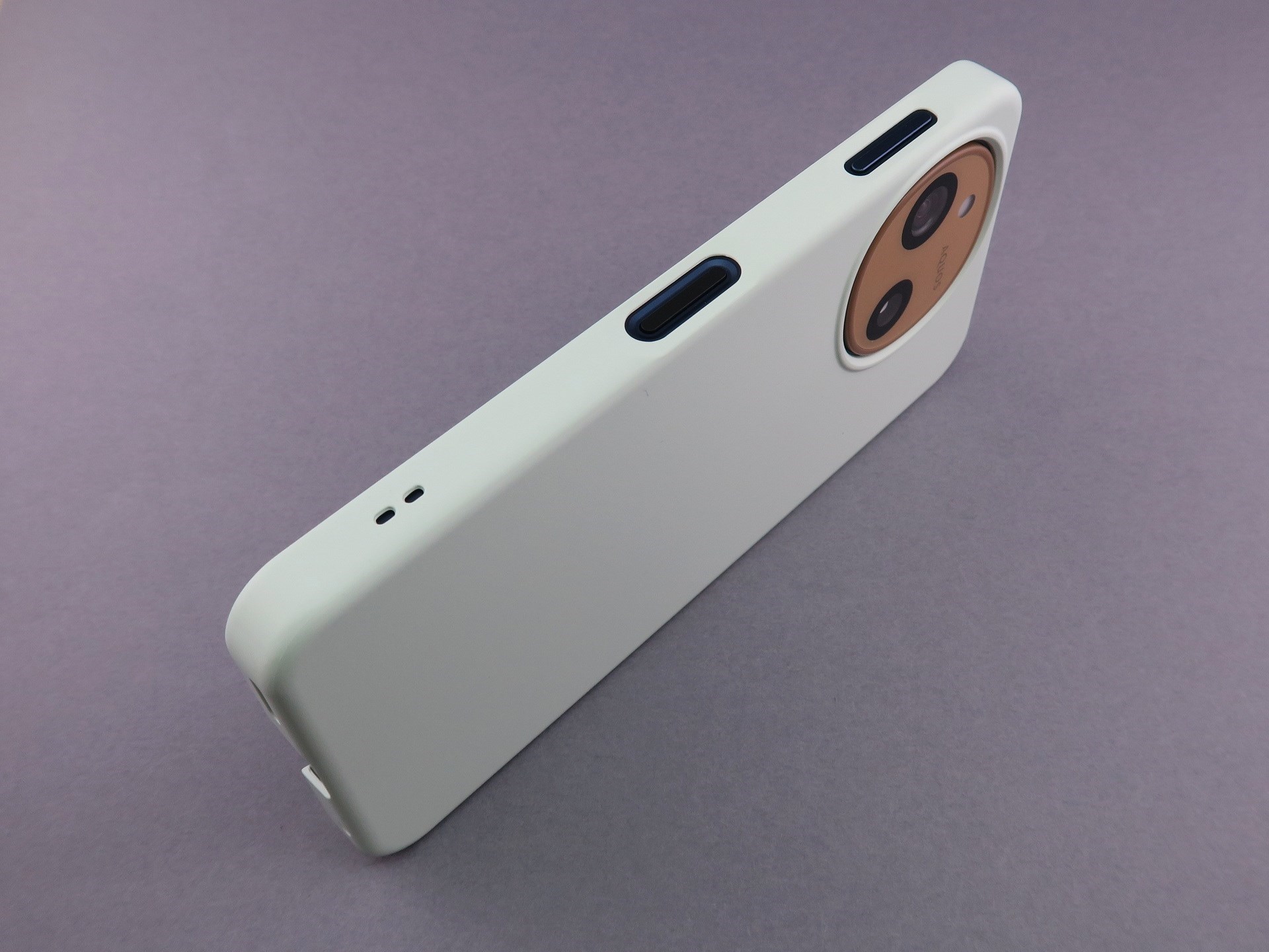 側面の電源ボタン部分と音量キー部分はくり抜かれている。電源ボタン内蔵の指紋センサーも問題なく操作できる