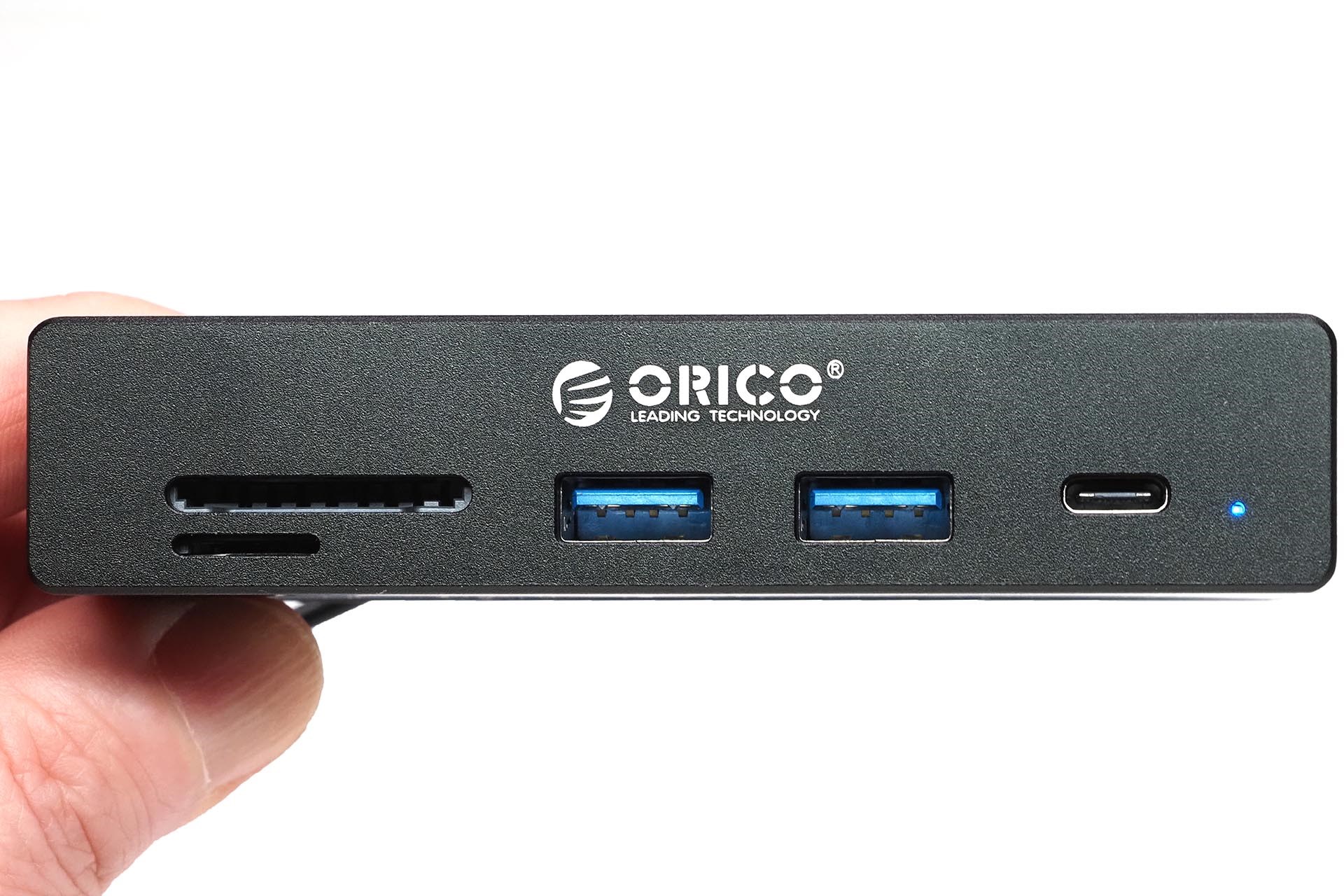 本体はアルミ製で、USB Type-A（10Gbps）×2、USB Type-C（10Gbps）×1、SDカードスロット×1、microSDカードスロット×1を搭載する。通電時はUSB Type-Cポートの右にある青色LEDが点灯する。