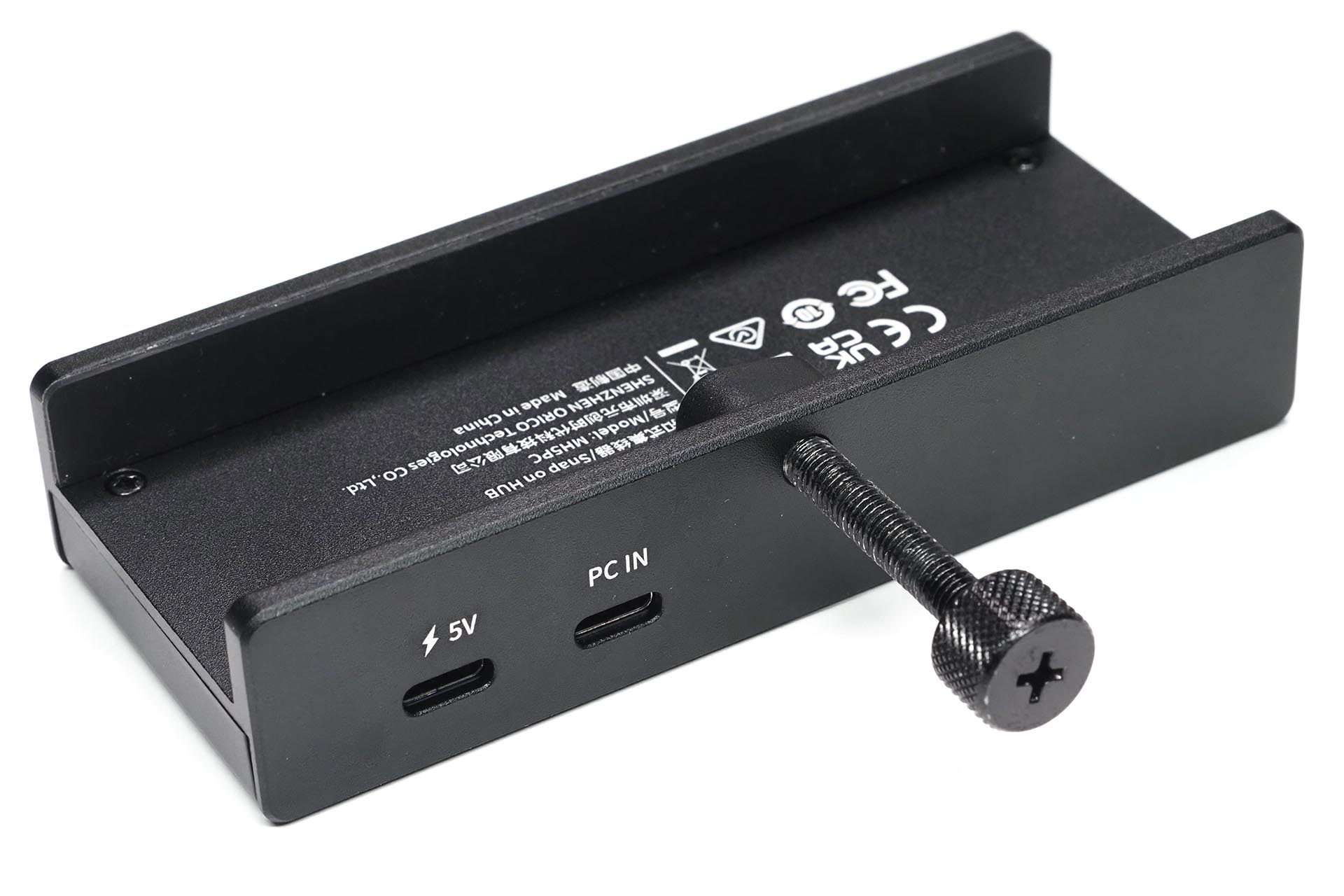 背面にはPCなどホスト接続用のUSB Type-Cポートと、セルフパワーで使用するためのUSB Type-C給電ポートがある。