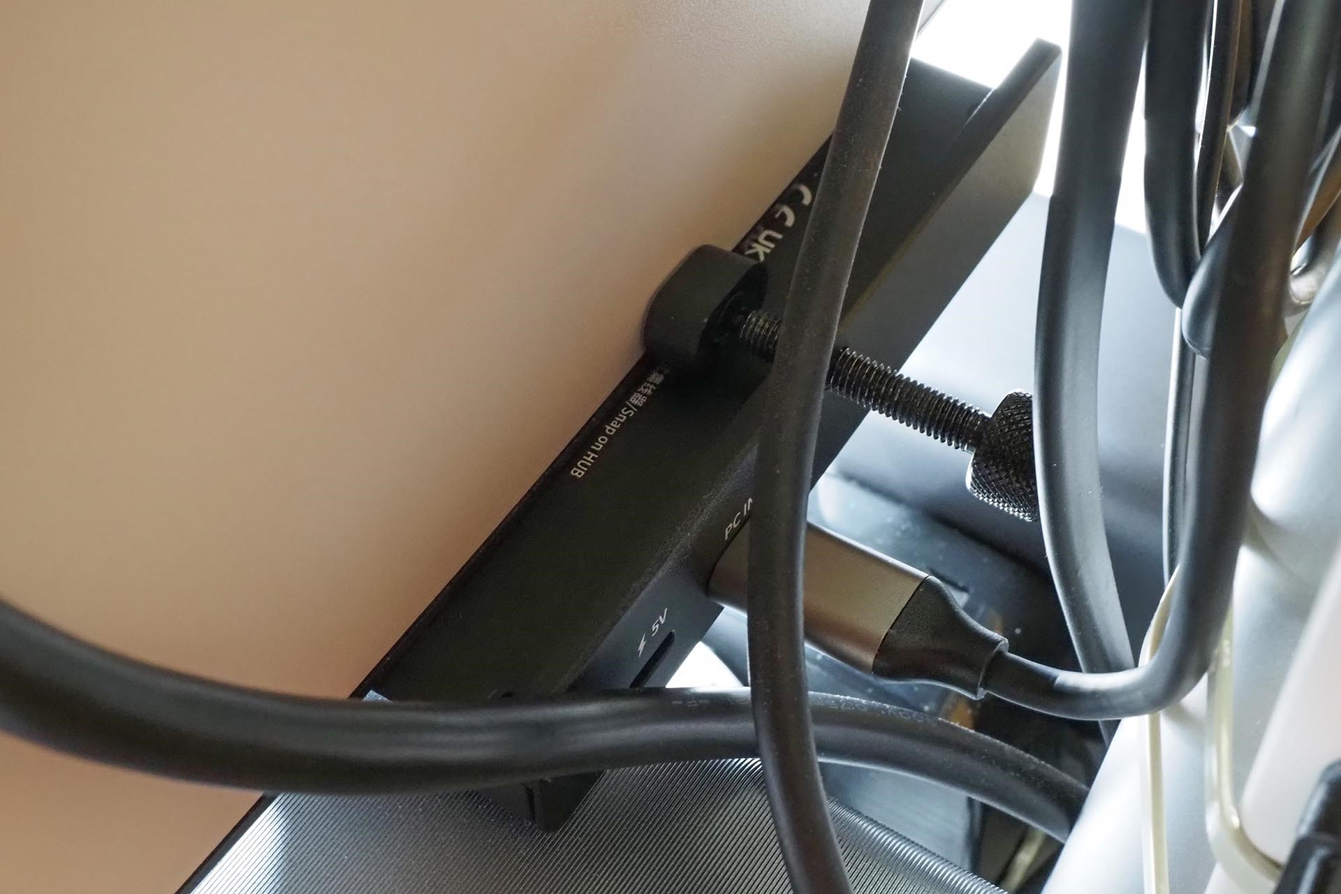 ディスプレイ背面からUSBハブを見た様子。ディスプレイ背面を押さえつけるクランプ部分にも滑り止め樹脂素材が貼られている。